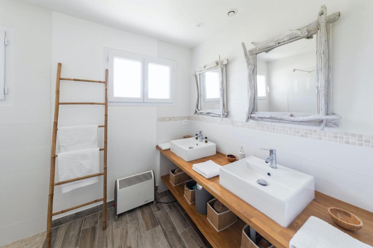 Villa de 6 chambres avec piscine privee jacuzzi et jardin clos a Saint Germain d'Esteuil view 3