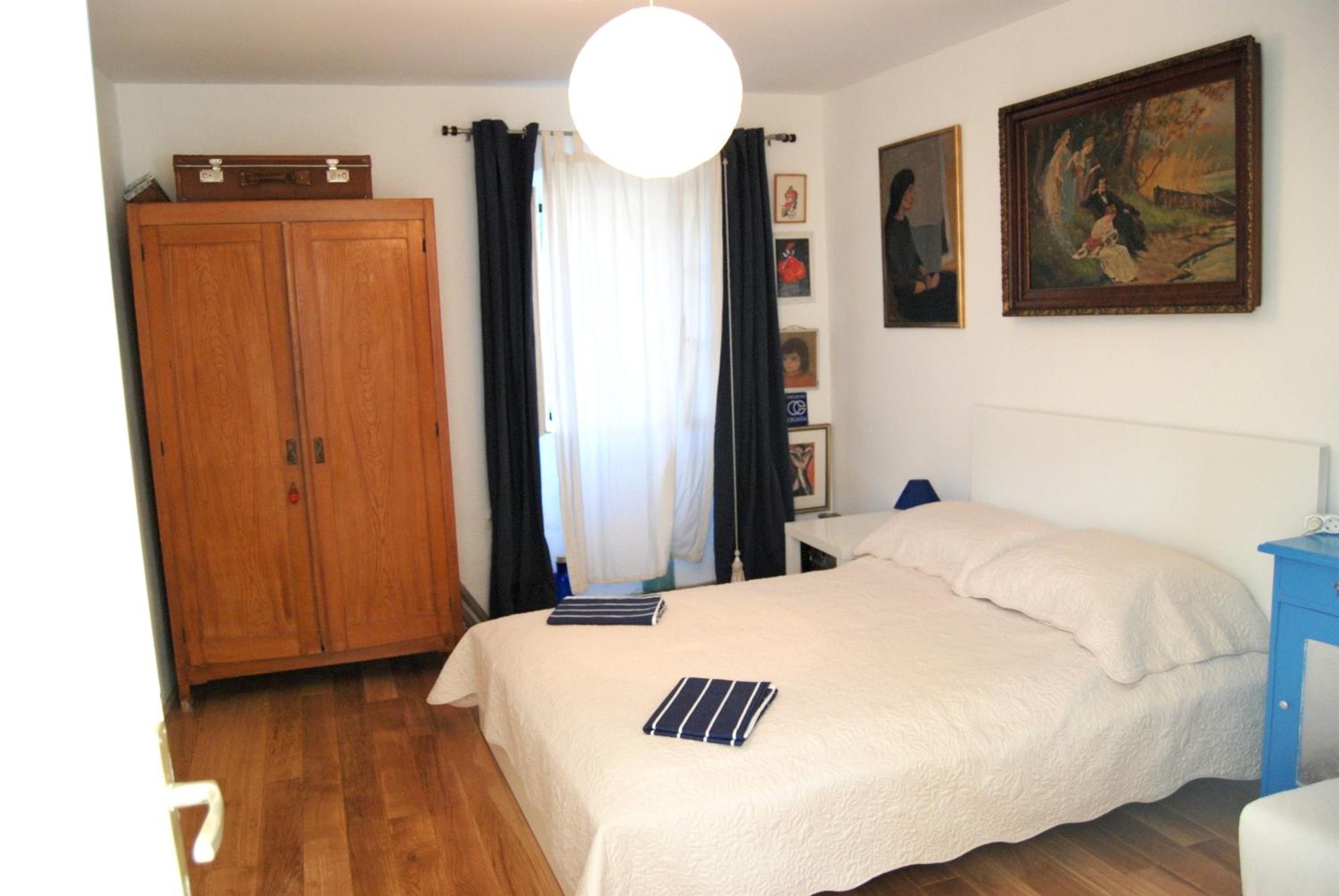 Spacious house in Lukoran with sea view