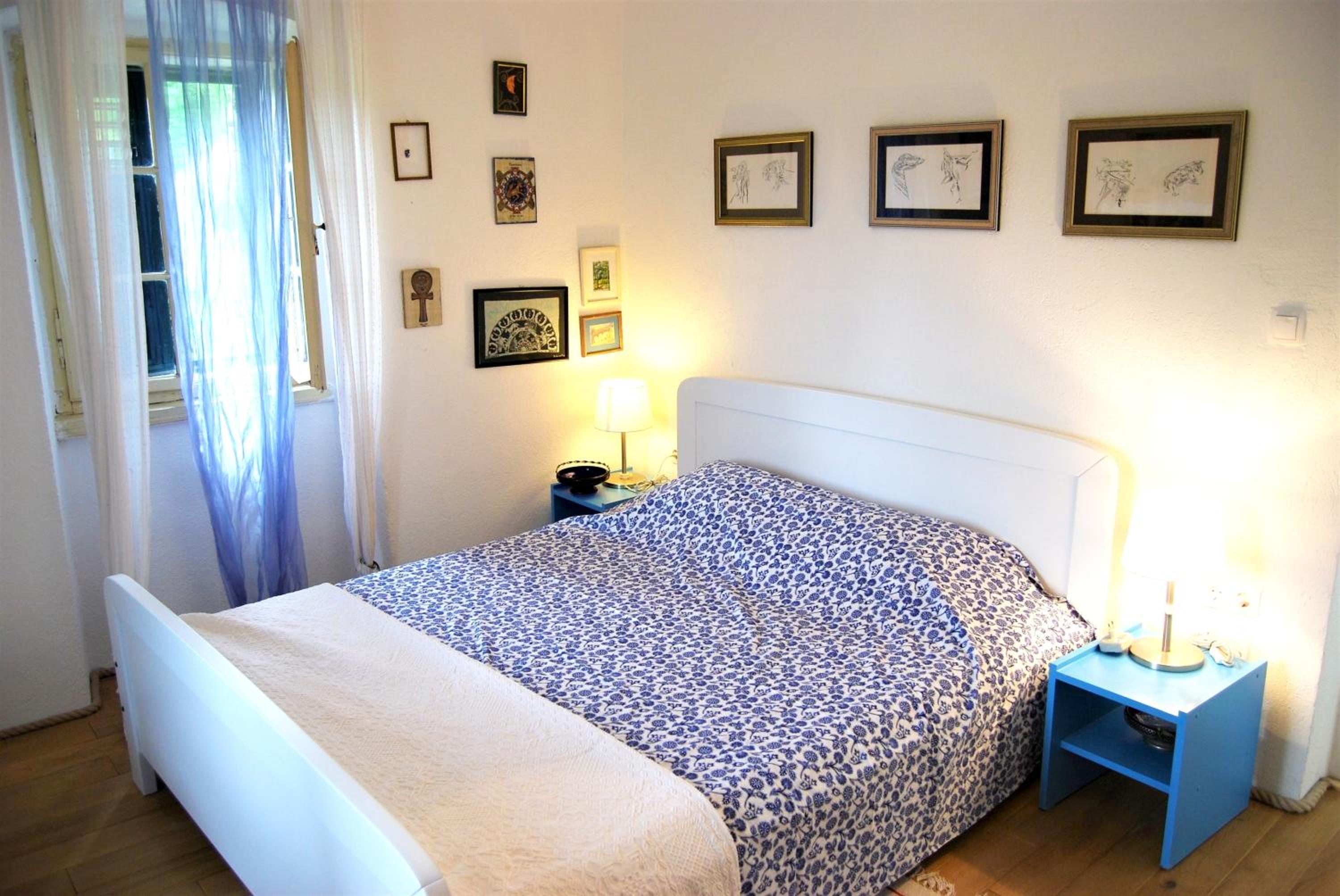 Spacious house in Lukoran with sea view