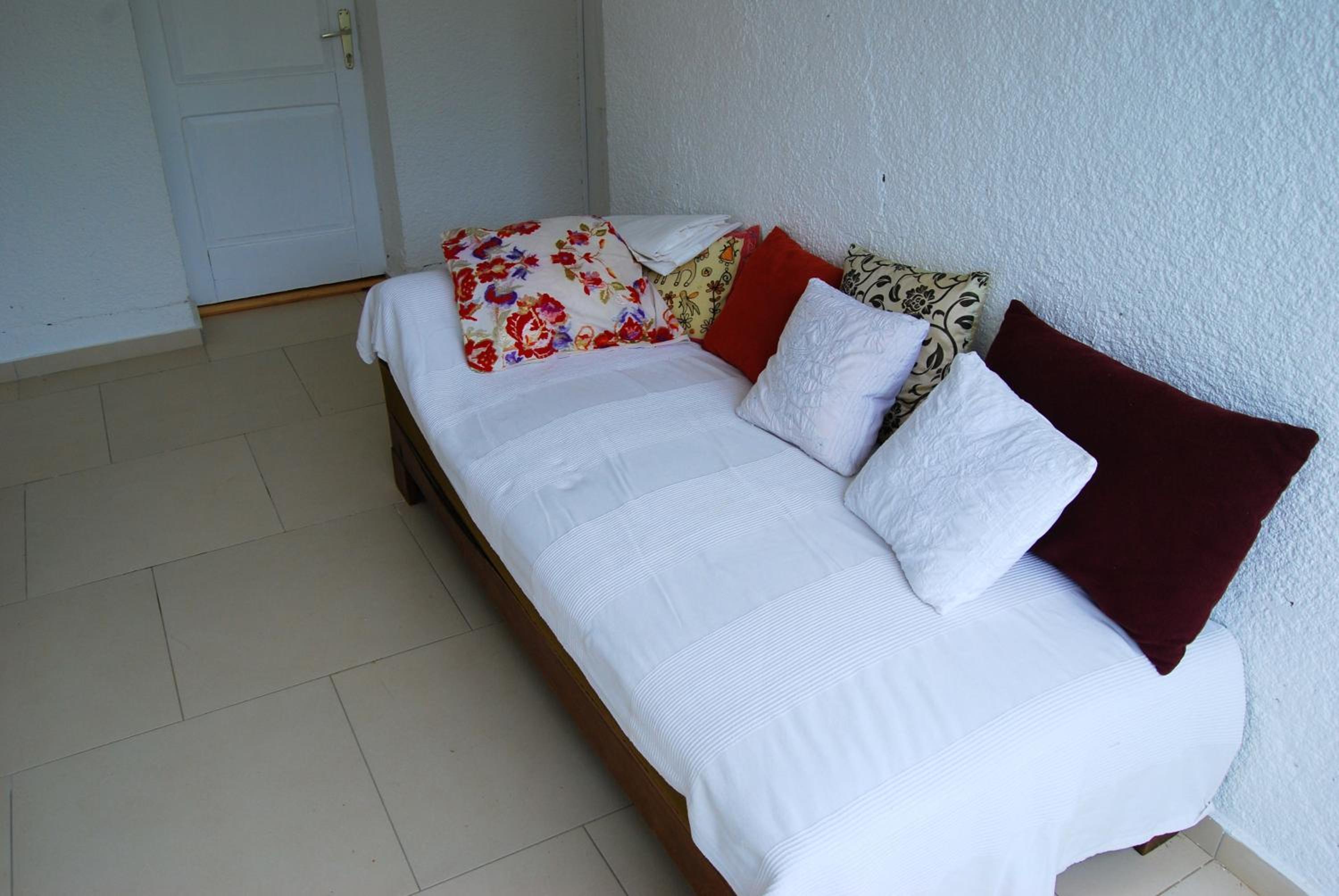Spacious house in Lukoran with sea view