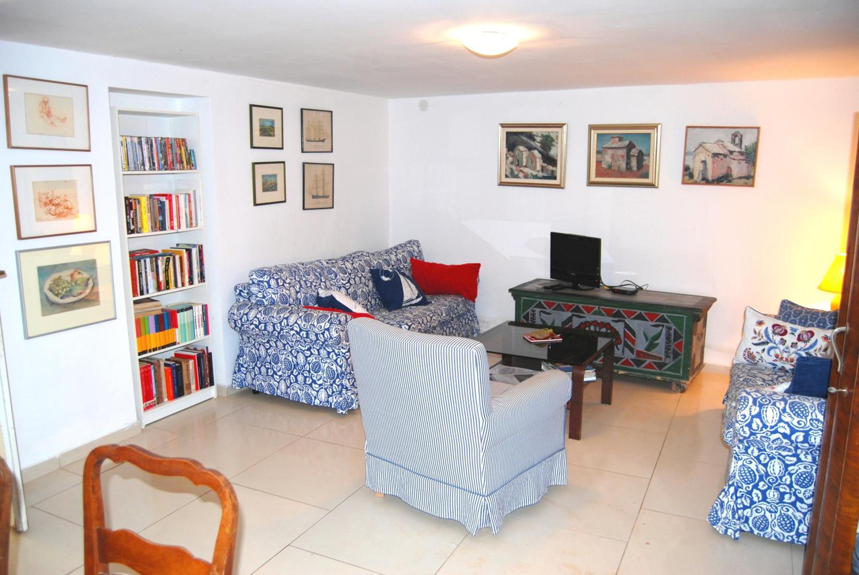 Spacious house in Lukoran with sea view