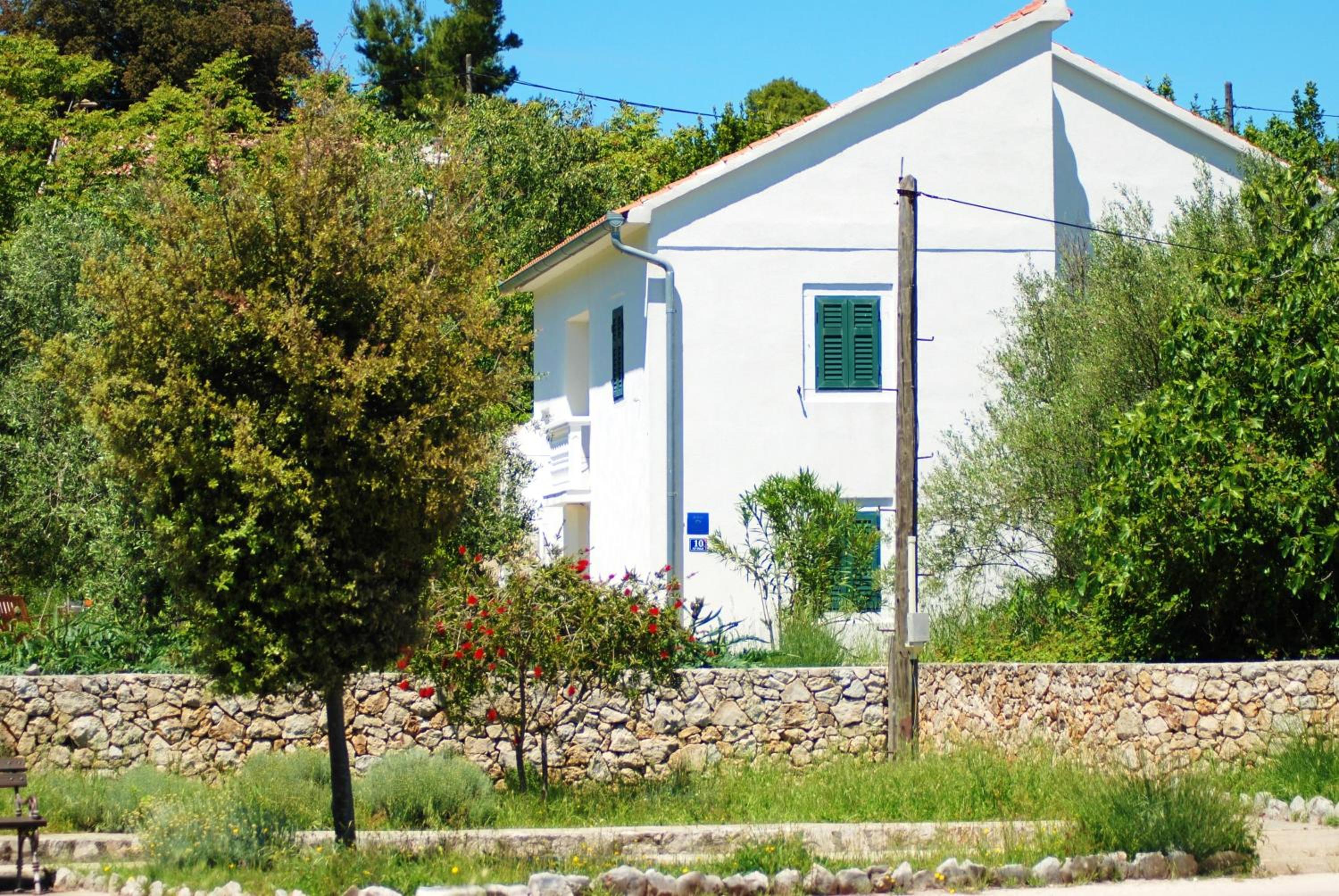 Spacious house in Lukoran with sea view