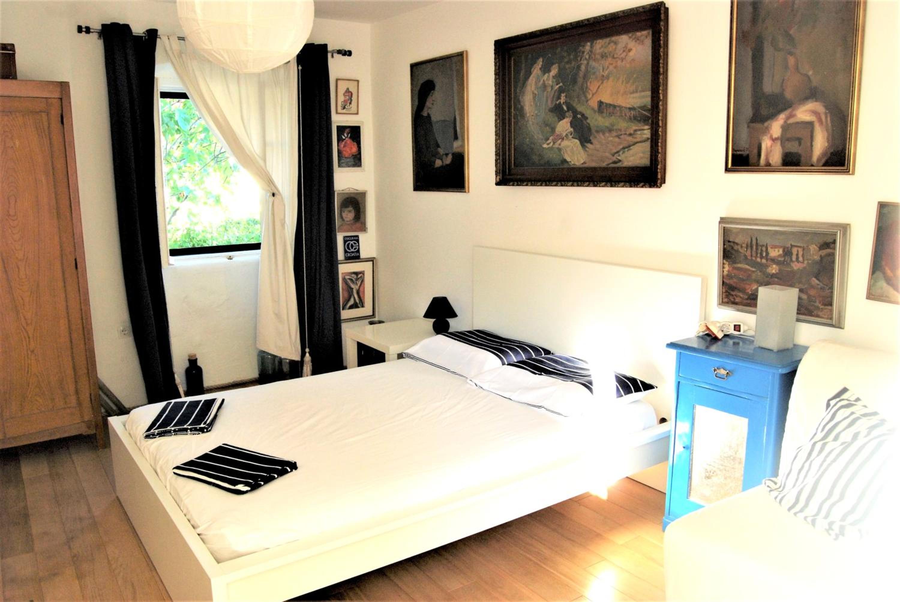 Spacious house in Lukoran with sea view
