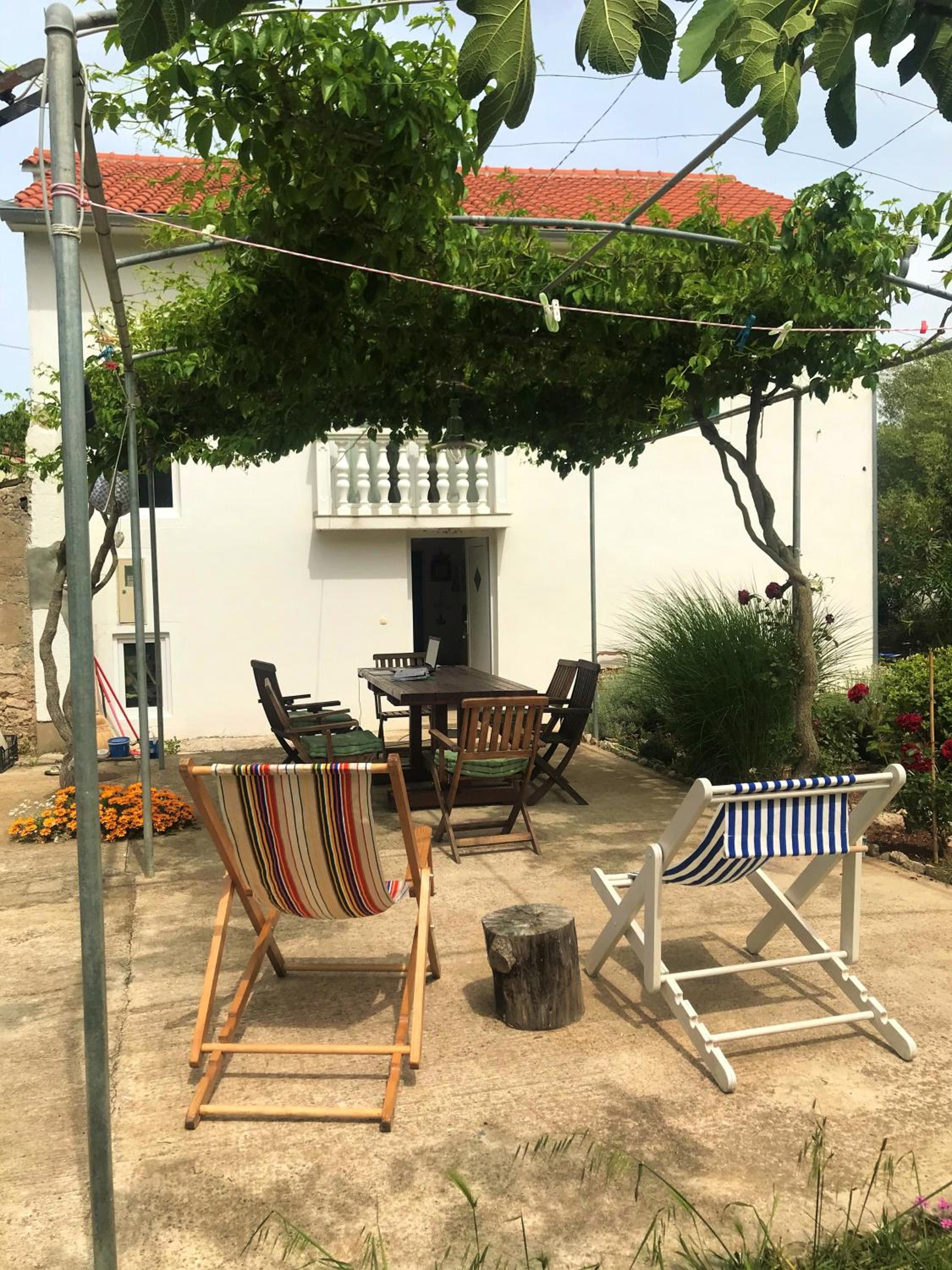 Spacious house in Lukoran with sea view
