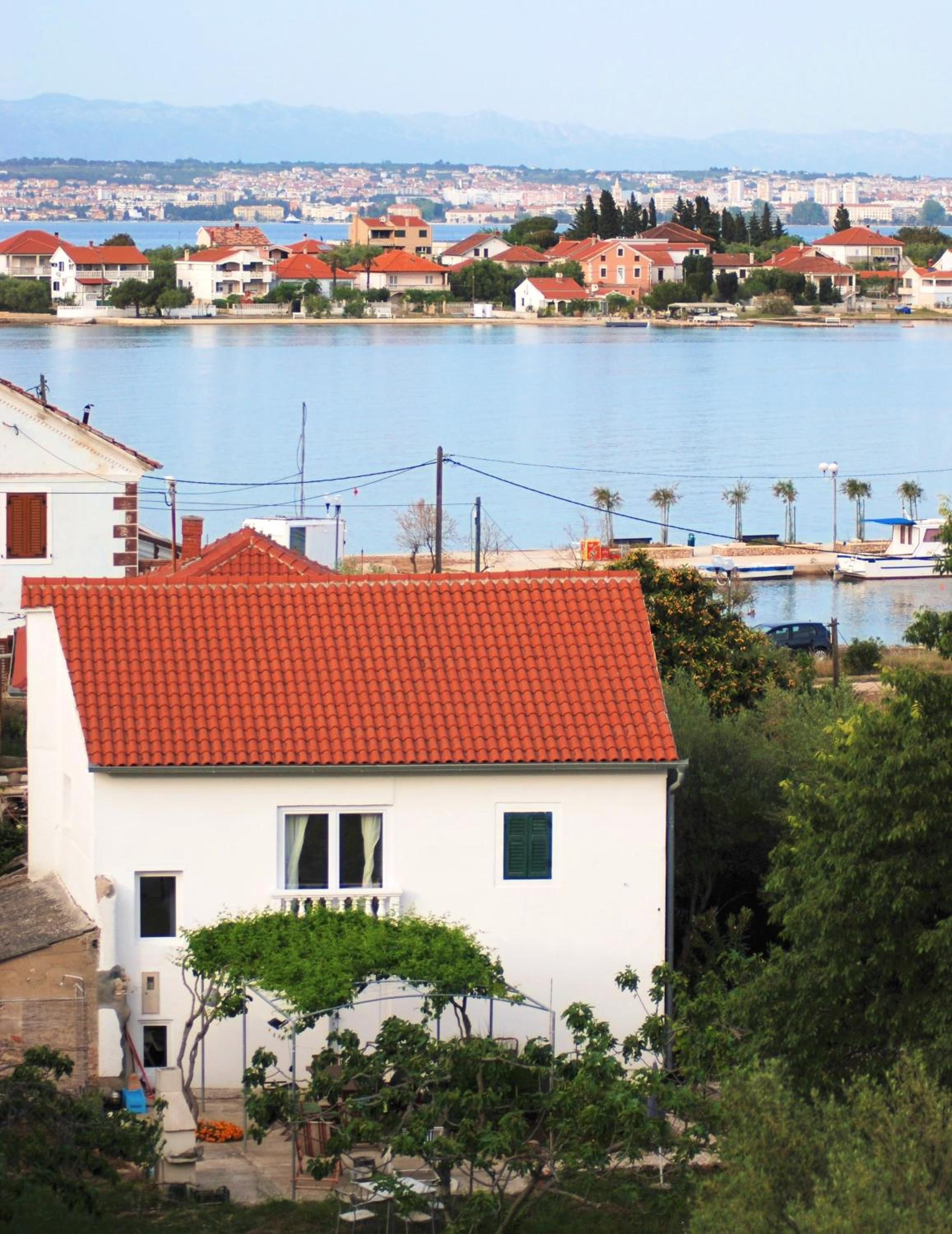 Spacious house in Lukoran with sea view