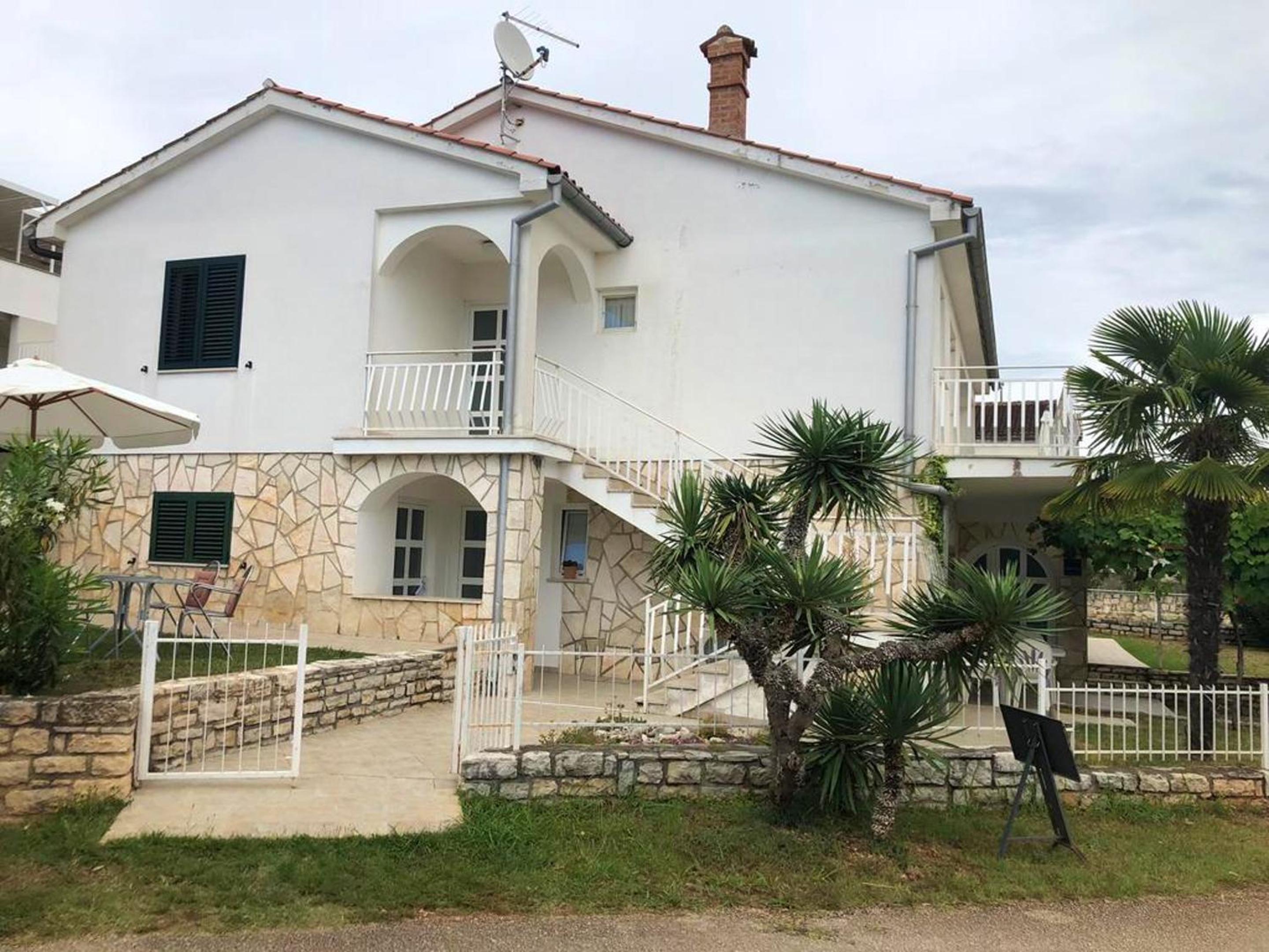 Welcoming apartment in Novigrad, 40 m² with peaceful garden view 2