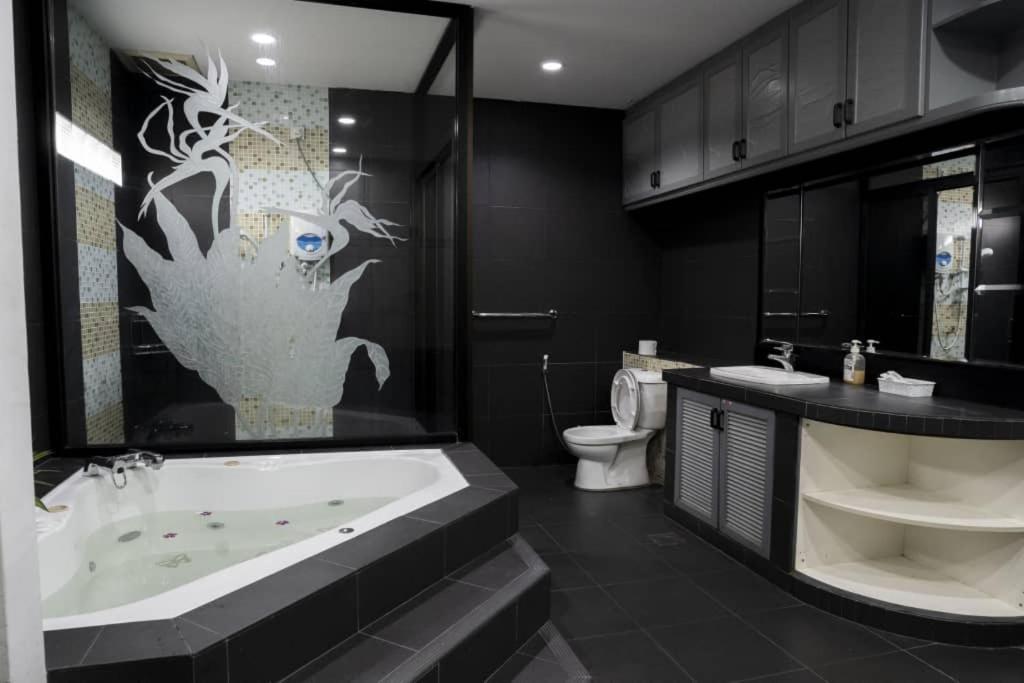 PARTY HAUS 7 bedrooms 8 toilets