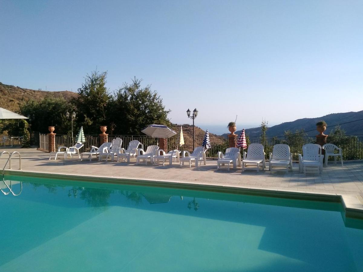 One bedroom appartement with sea view shared pool and enclosed garden at Reitano 5 km away from the beach