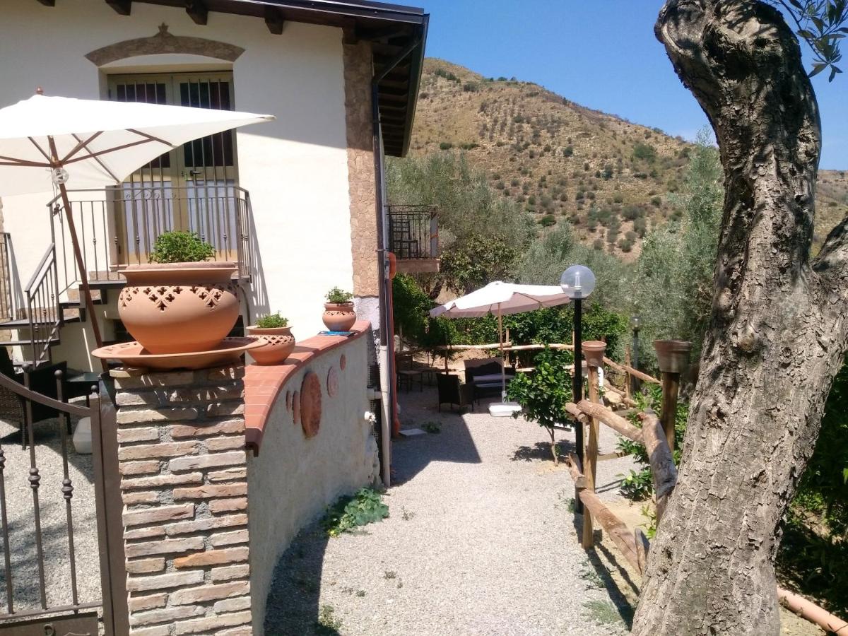 One bedroom appartement with sea view shared pool and enclosed garden at Reitano 5 km away from the beach