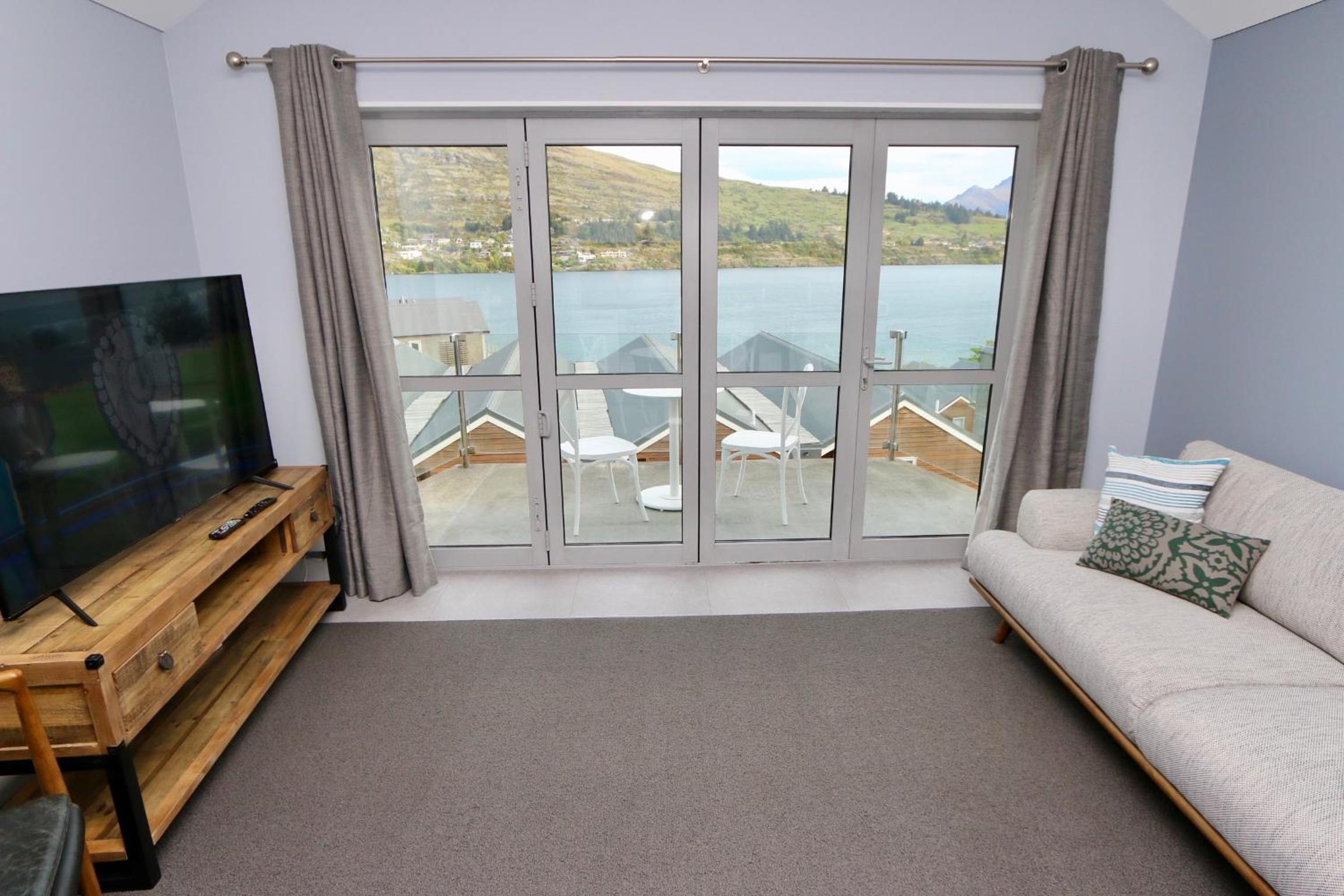 Alpine Village Lakeside Apartment