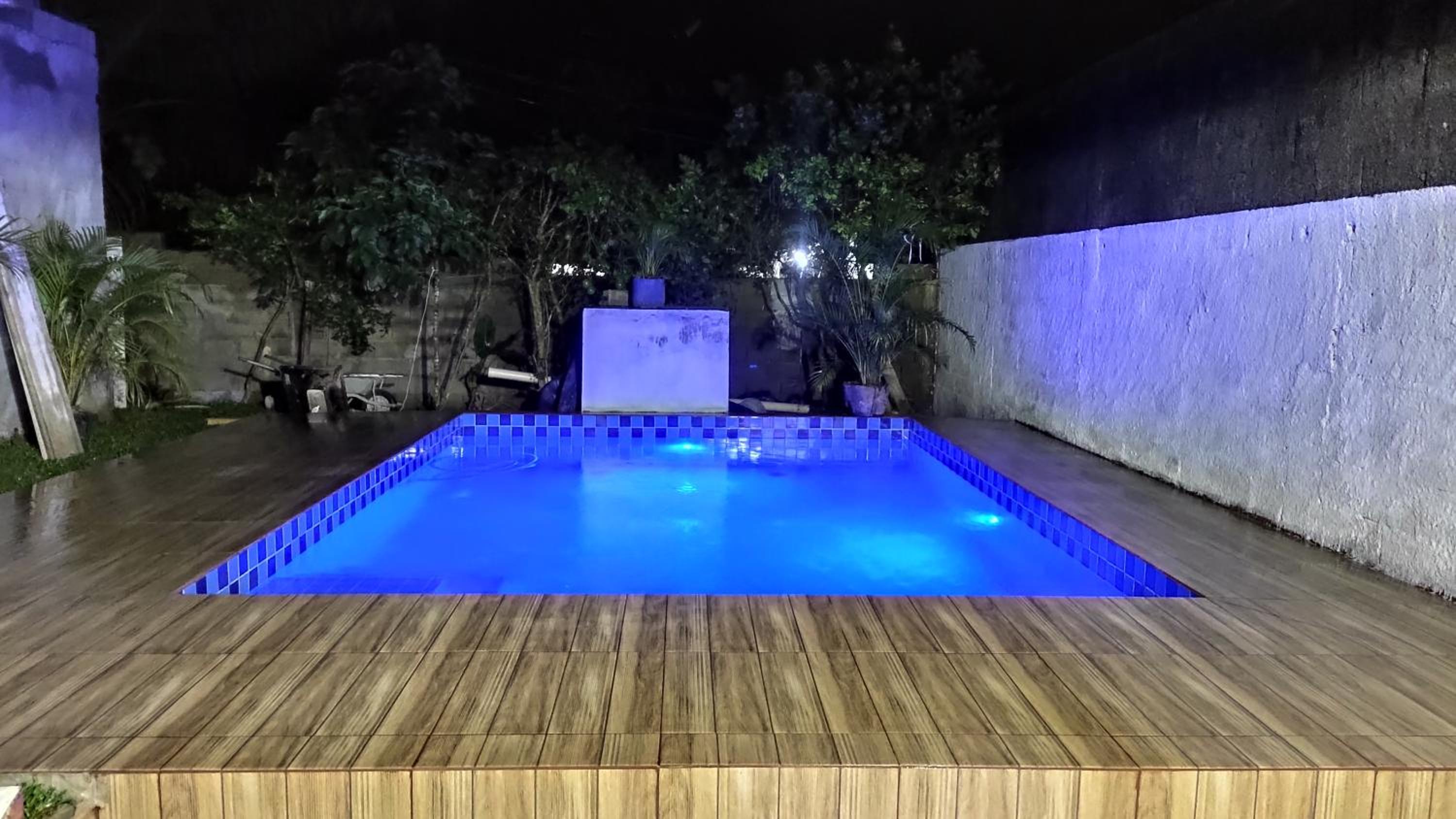 Quartos com ar-condicionado e piscina de 30 mil litros, a apenas 5 minutos da praia
