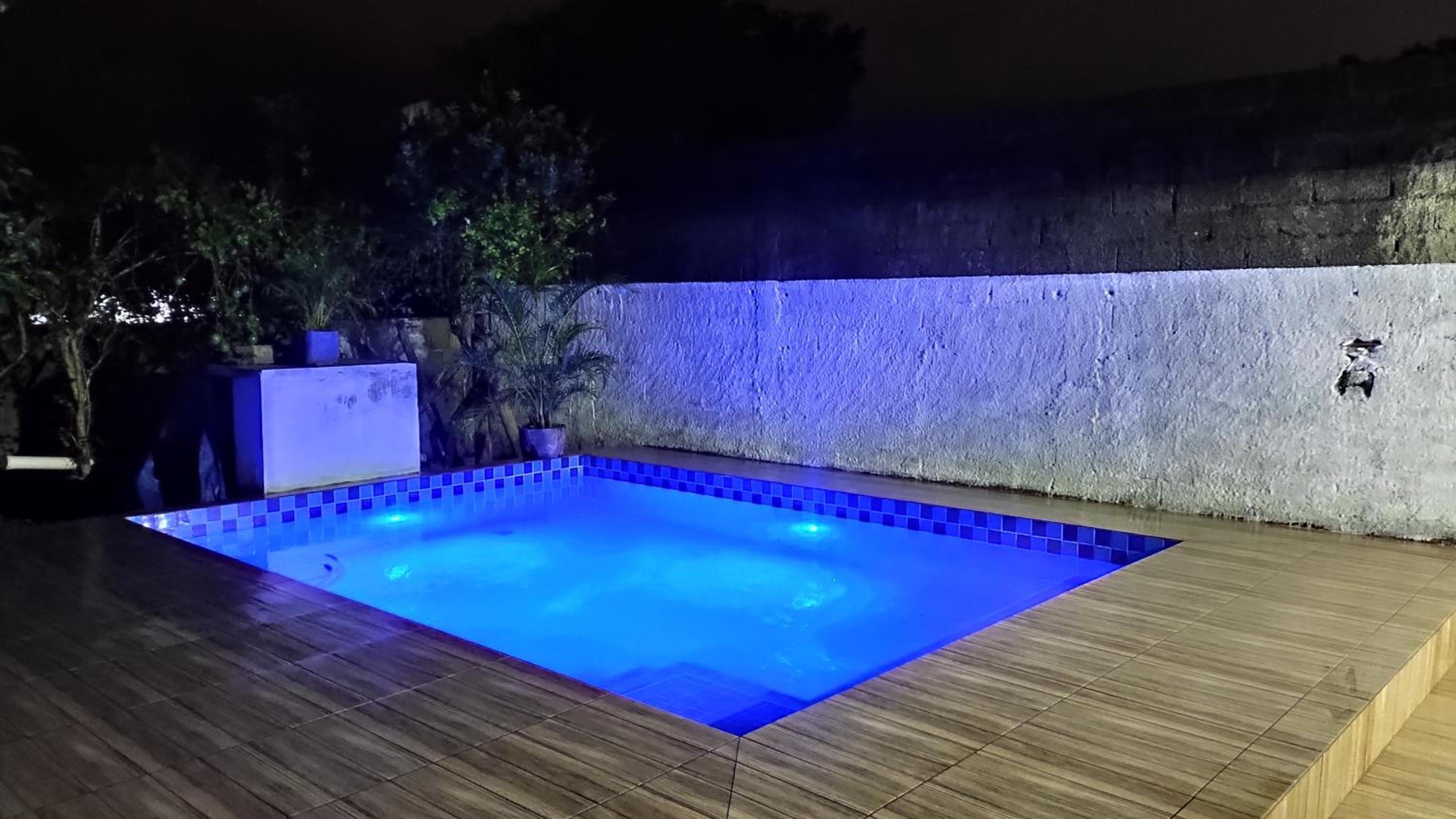Quartos com ar-condicionado e piscina de 30 mil litros, a apenas 5 minutos da praia