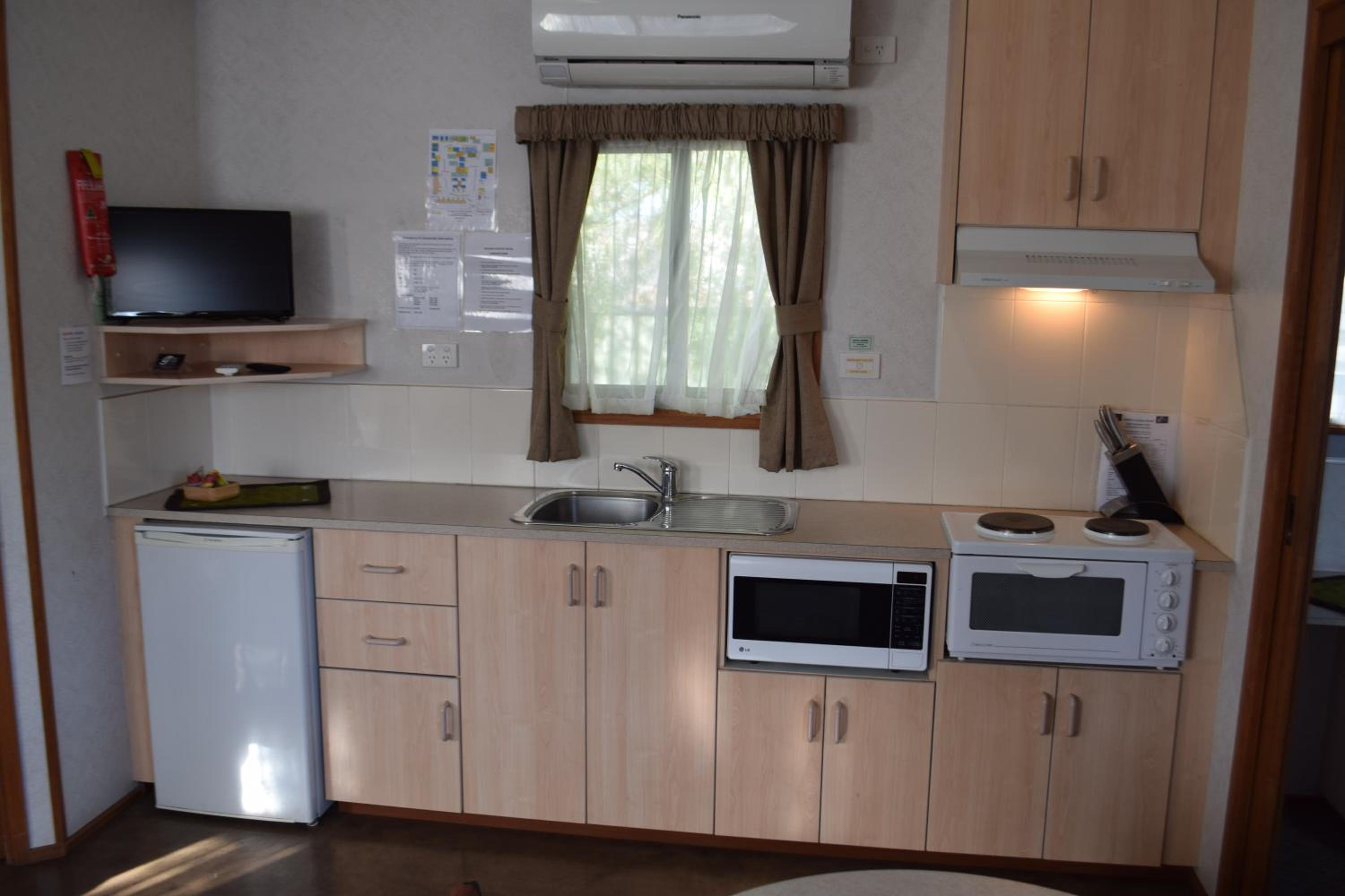 Golden Country Motel and Caravan Park