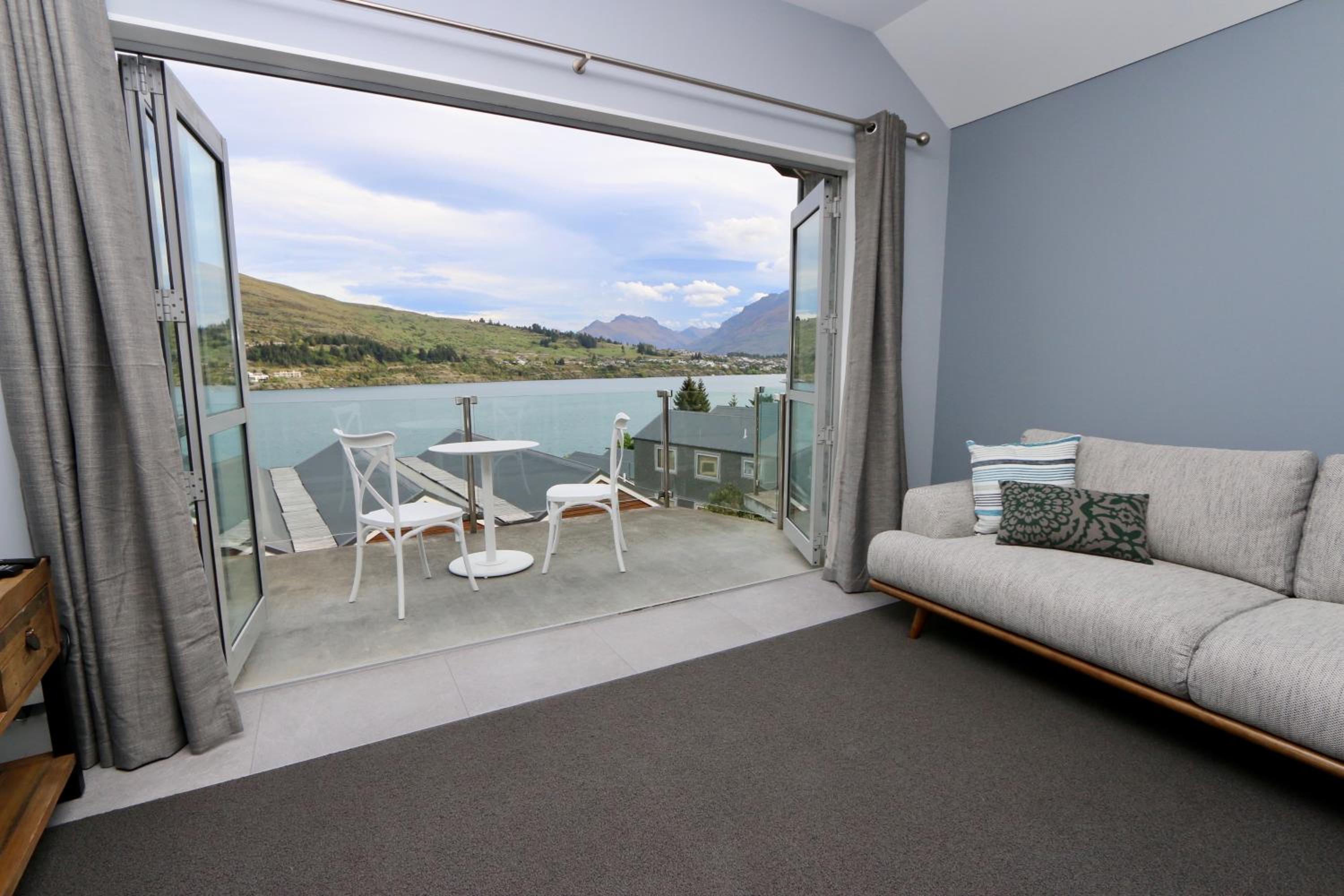 Alpine Village Lakeside Apartment
