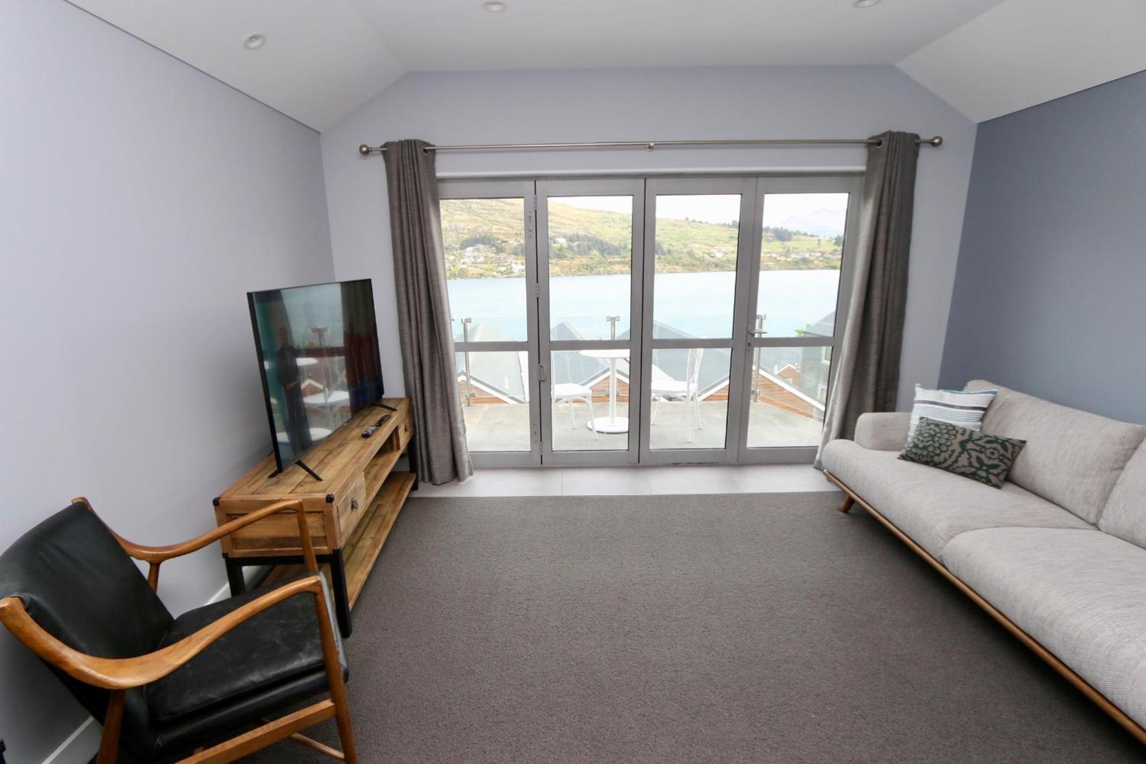 Alpine Village Lakeside Apartment