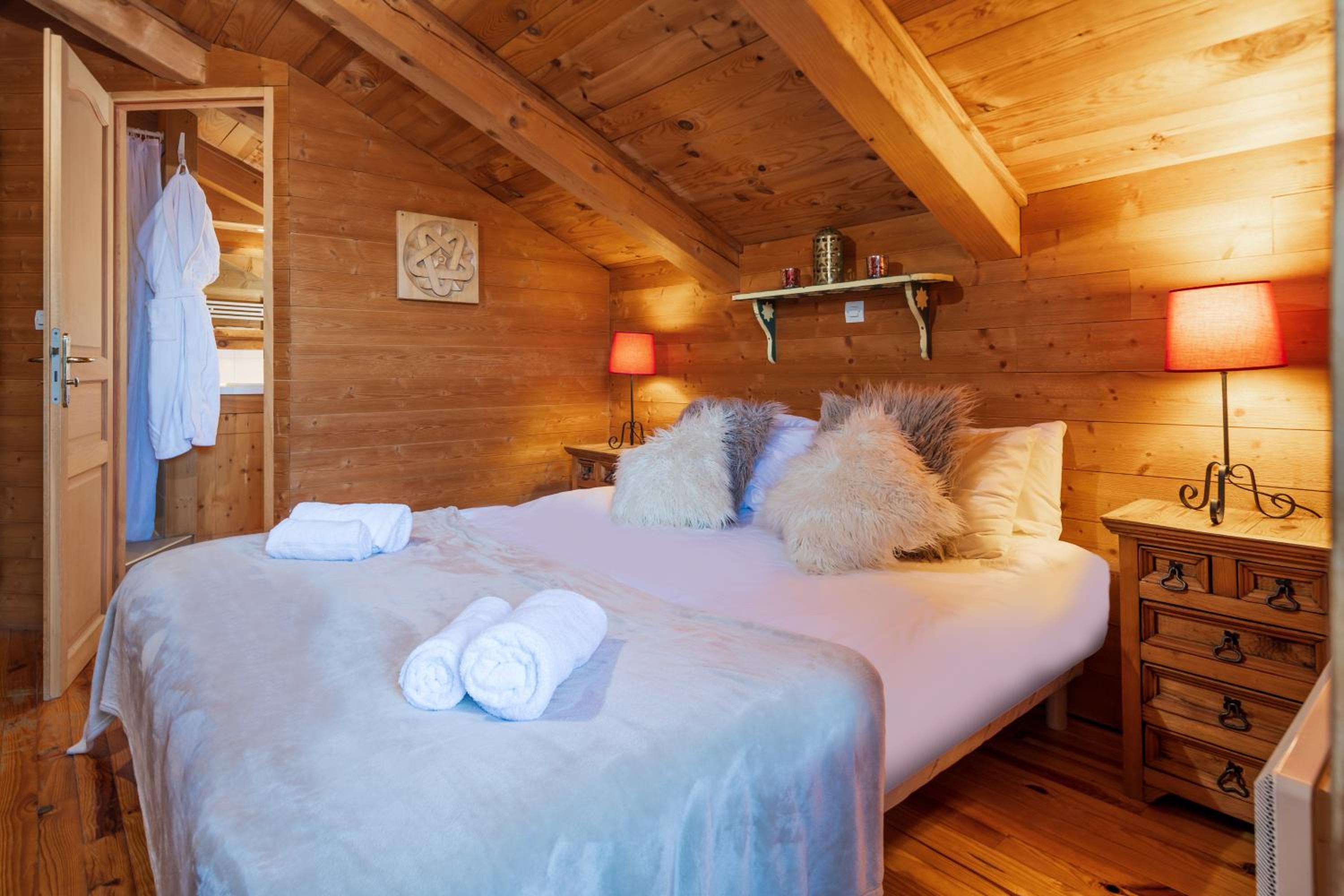 Chalet Côté Cœur, La Tania, with Outdoor Hot Tub and 7 Ensuite Rooms view 4