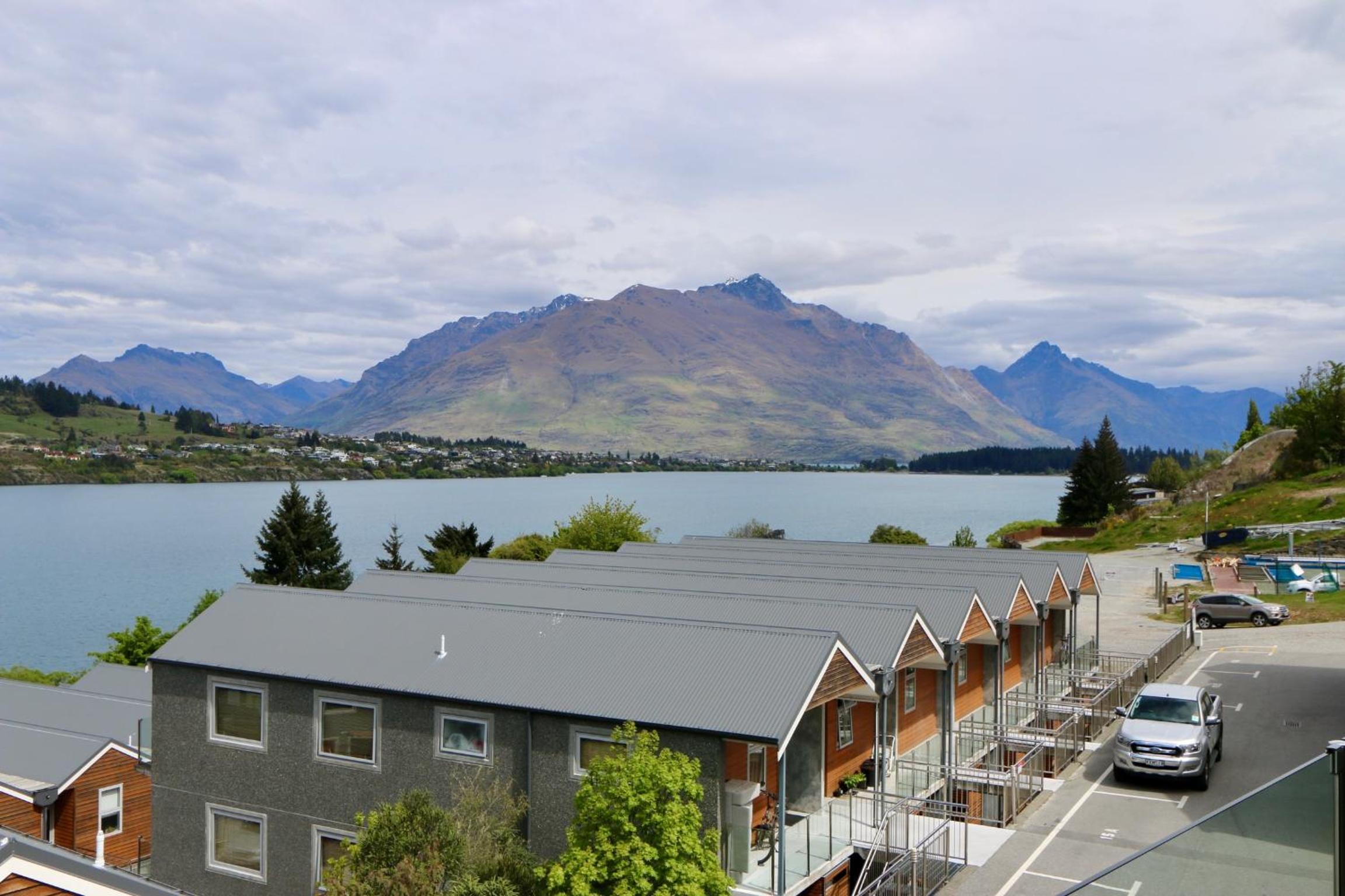 Alpine Village Lakeside Apartment