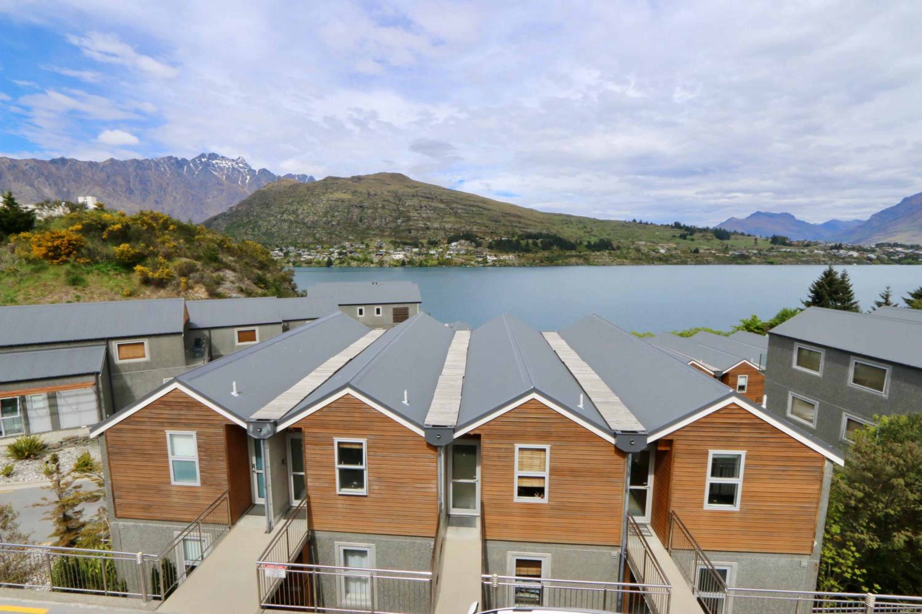 Alpine Village Lakeside Apartment