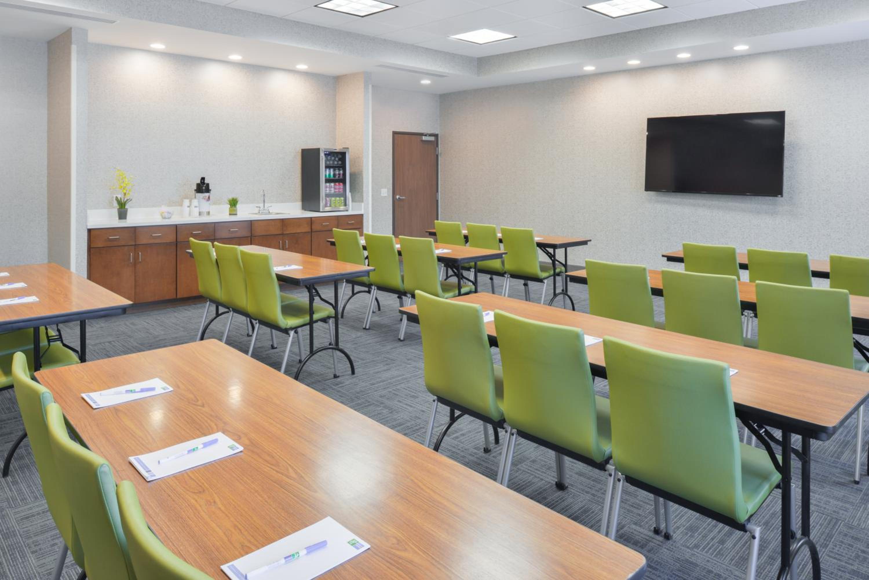 Salem Vacations - Holiday Inn Express  Suites Salem, an IHG Hotel - Property Image 4