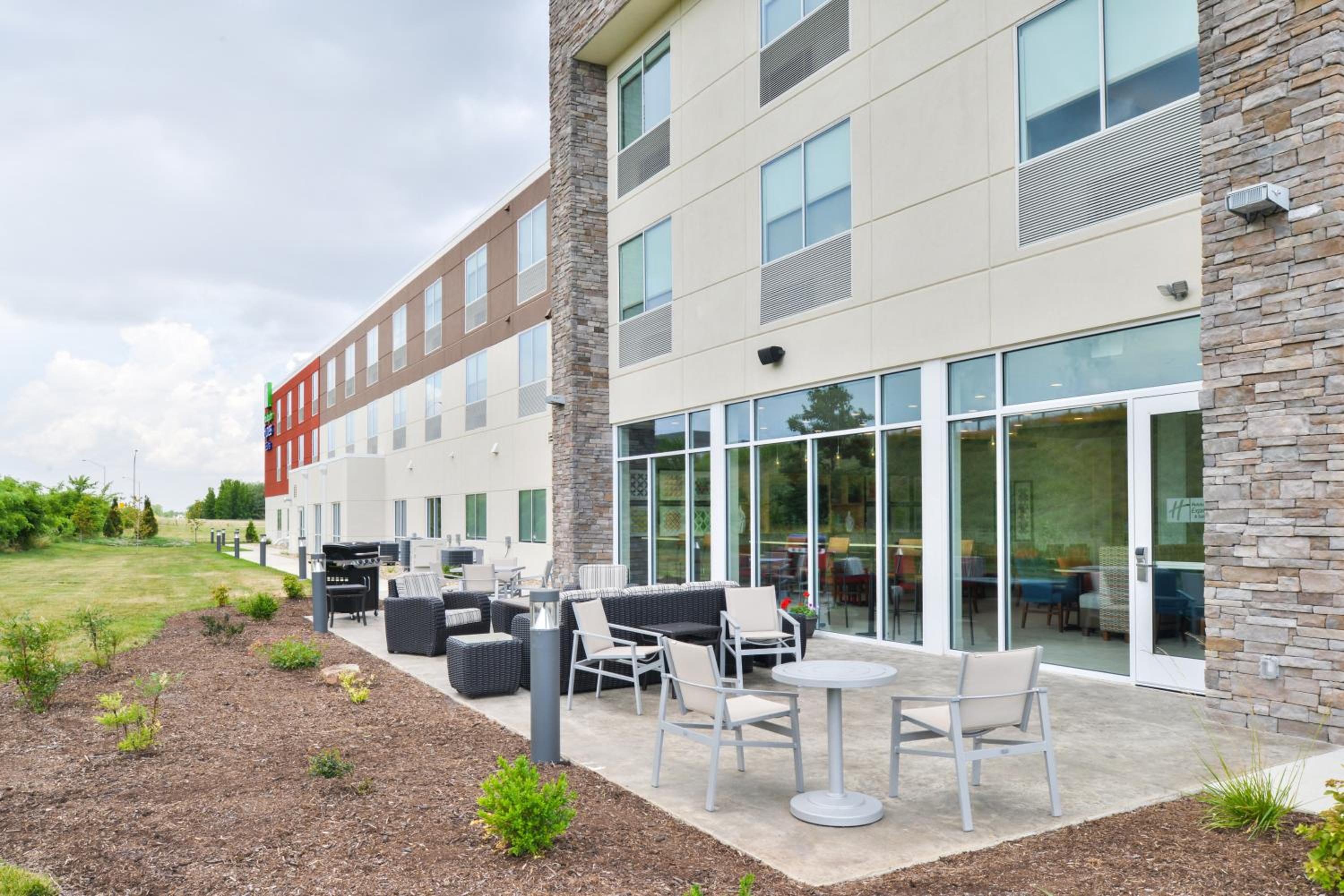 Salem Vacations - Holiday Inn Express  Suites Salem, an IHG Hotel - Property Image 2