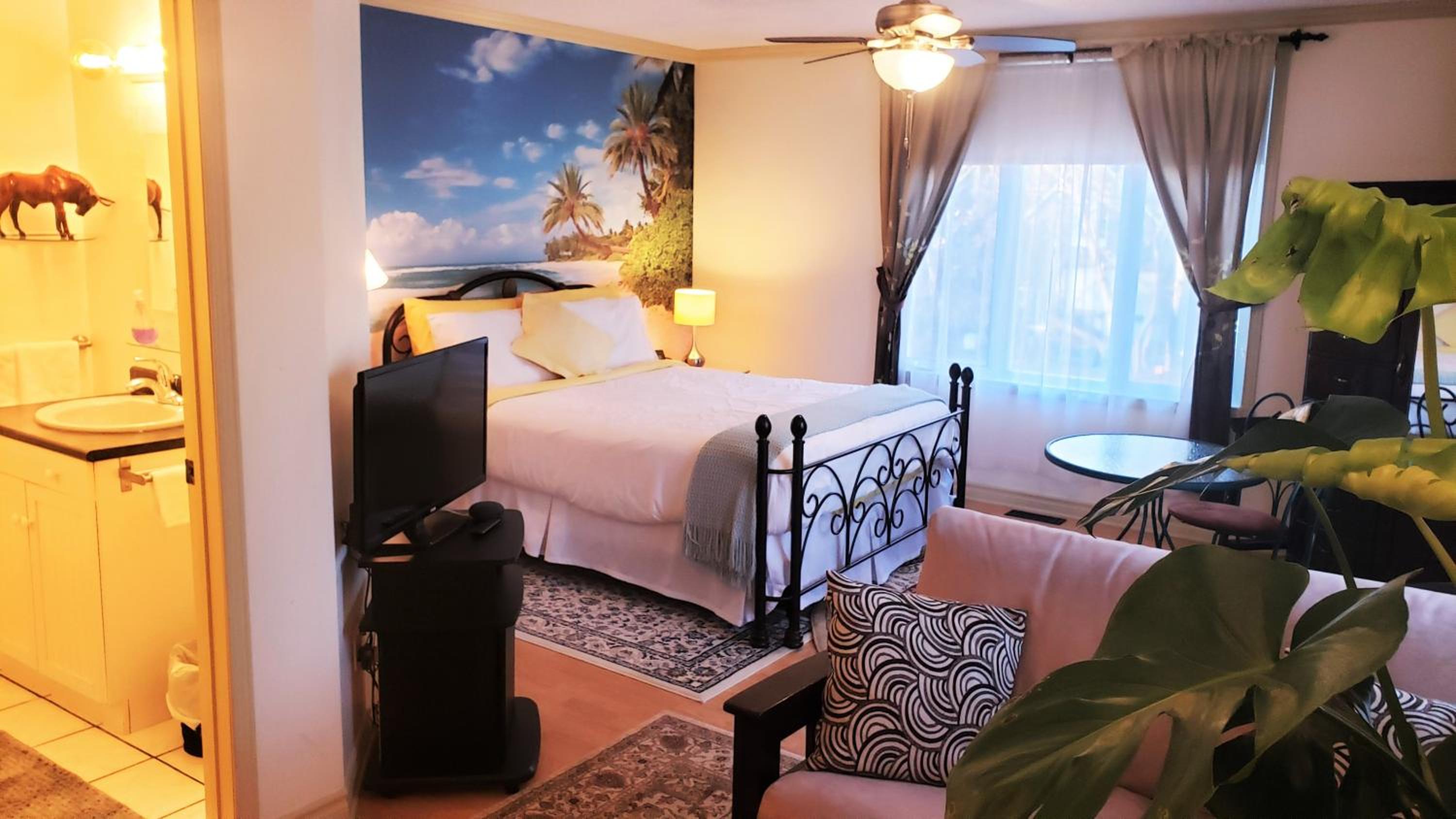 Kokomo INN Bed and Breakfast Ottawa-Gatineau's Only Tropical Riverfront B&B on the National Capital Cycling Pathway Route Verte #1 - for Adults Only - Cham - Image 3