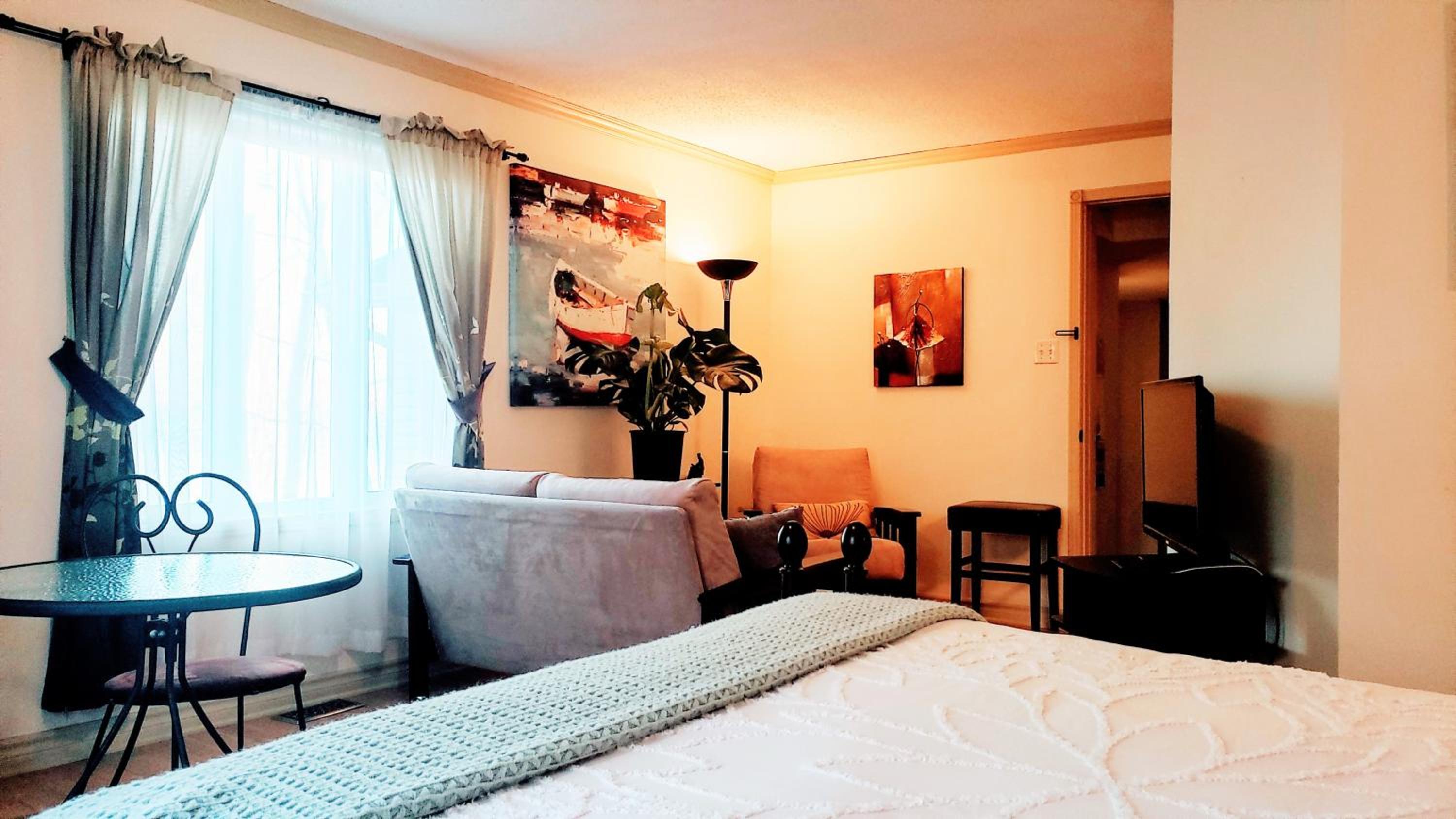 Kokomo INN Bed and Breakfast Ottawa-Gatineau's Only Tropical Riverfront B&B on the National Capital Cycling Pathway Route Verte #1 - for Adults Only - Cham - Image 4