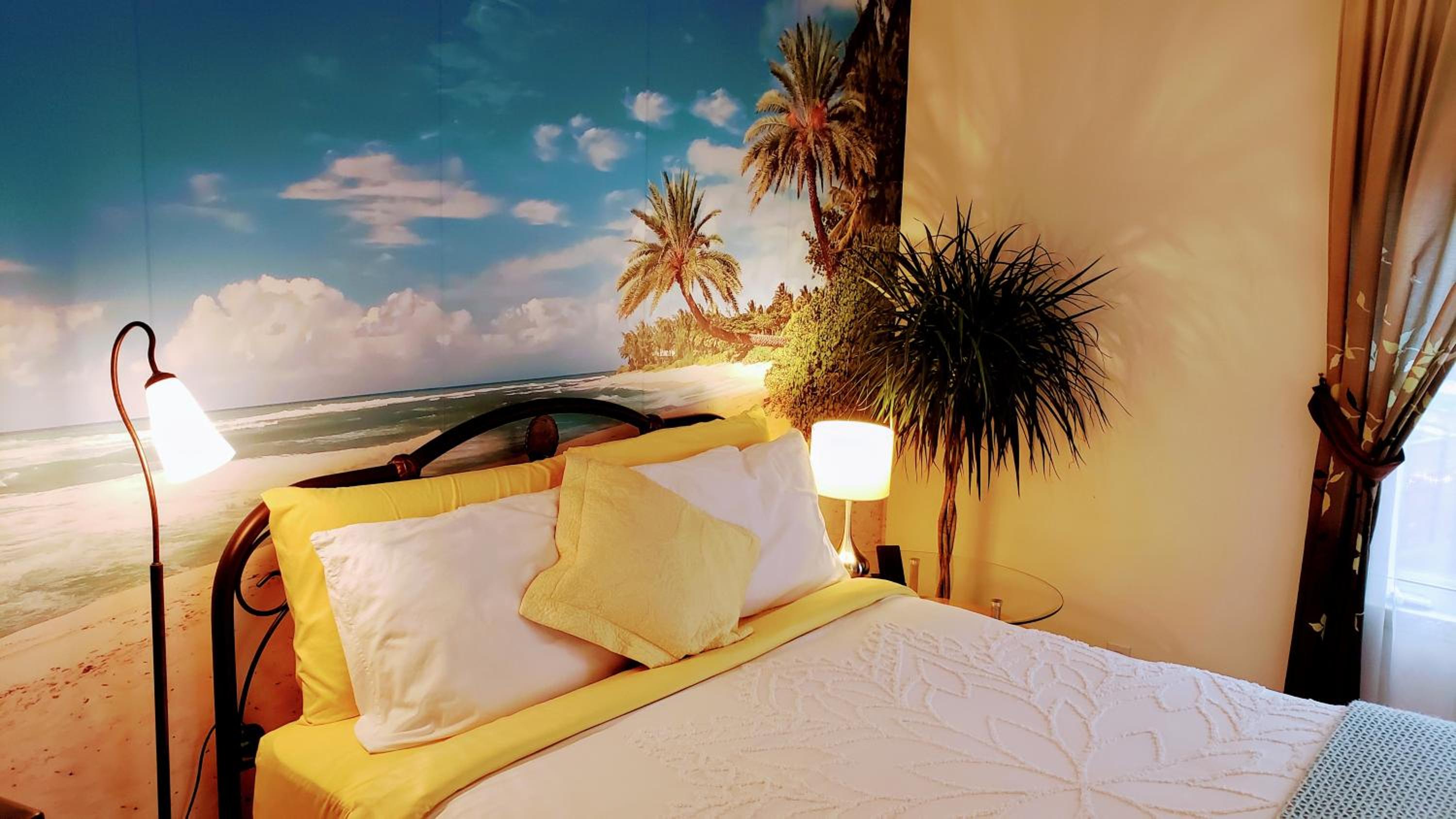 Kokomo INN Bed and Breakfast Ottawa-Gatineau's Only Tropical Riverfront B&B on the National Capital Cycling Pathway Route Verte #1 - for Adults Only - Cham - Image 2