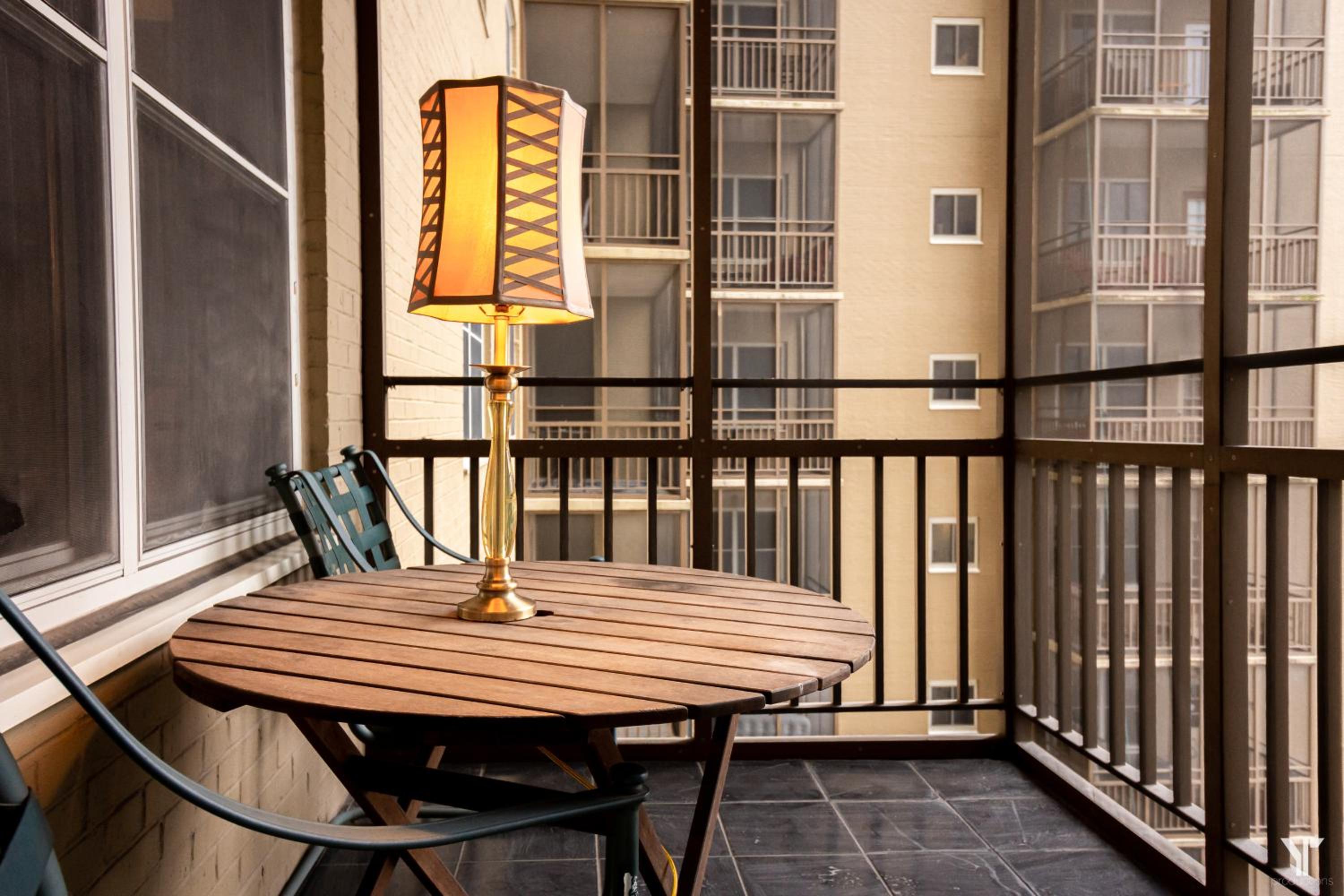 P8G Remodel 2BR/2BA downtown ATL-Parking & Balcony view 4
