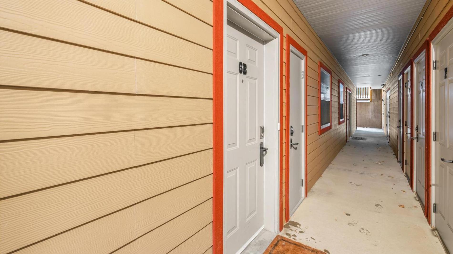 I Spy - Cozy Pet Friendly, Ski In Ski Out Condo with Private Hot Tub