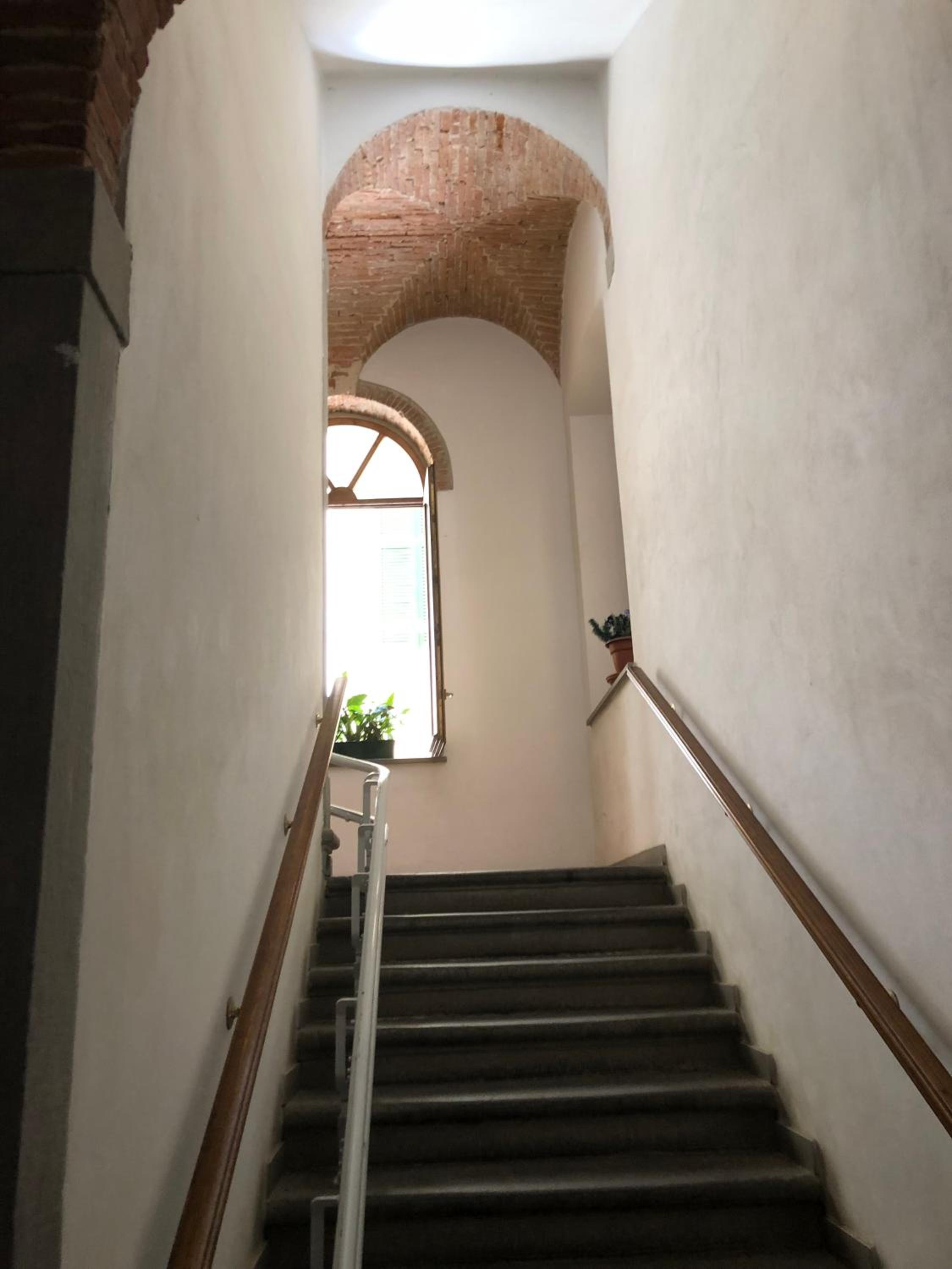 Renovated apartment with 3 bedrooms in an historic palazzo between port and old town view 5