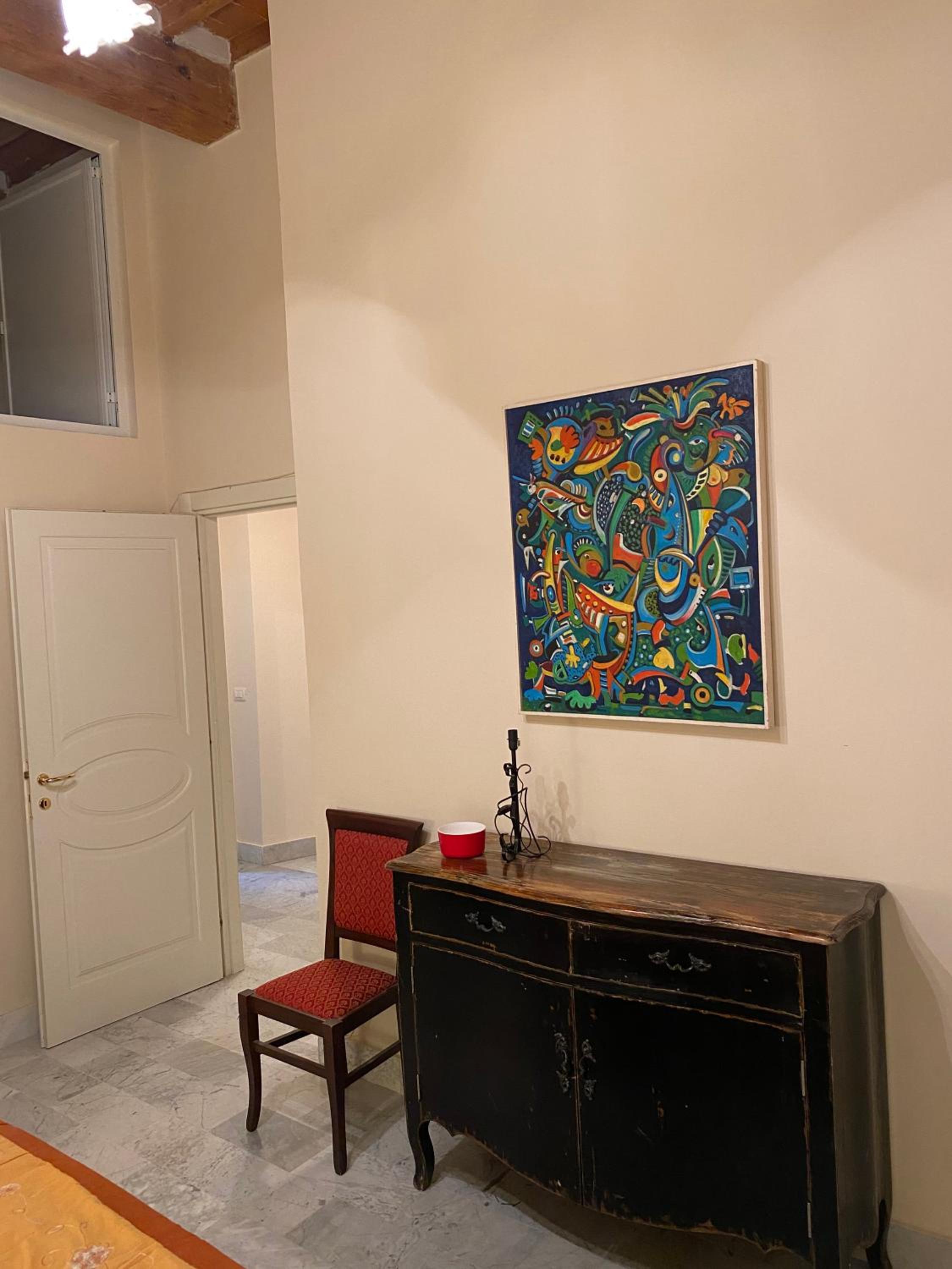 Renovated apartment with 3 bedrooms in an historic palazzo between port and old town view 3