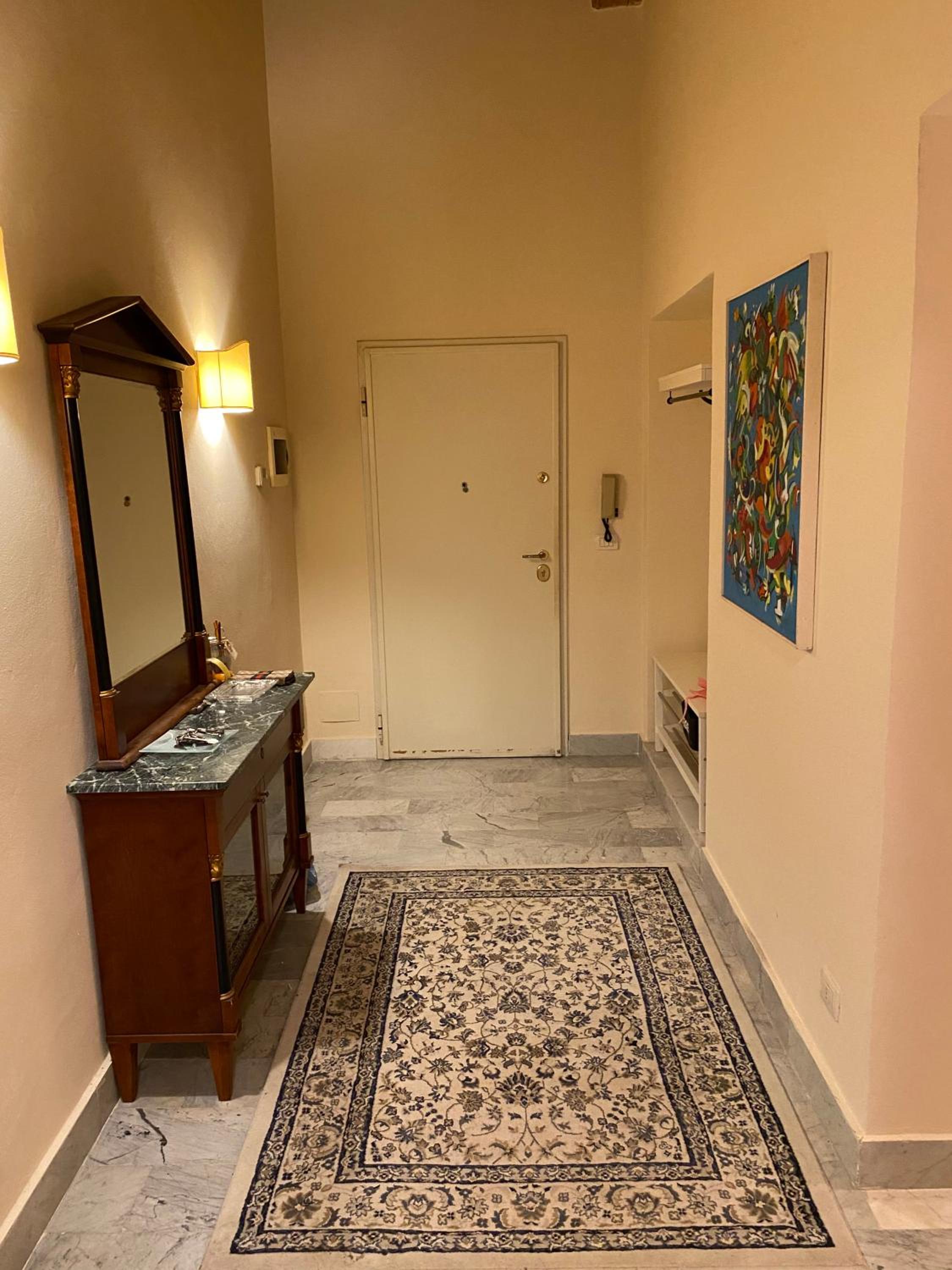 Renovated apartment with 3 bedrooms in an historic palazzo between port and old town view 4