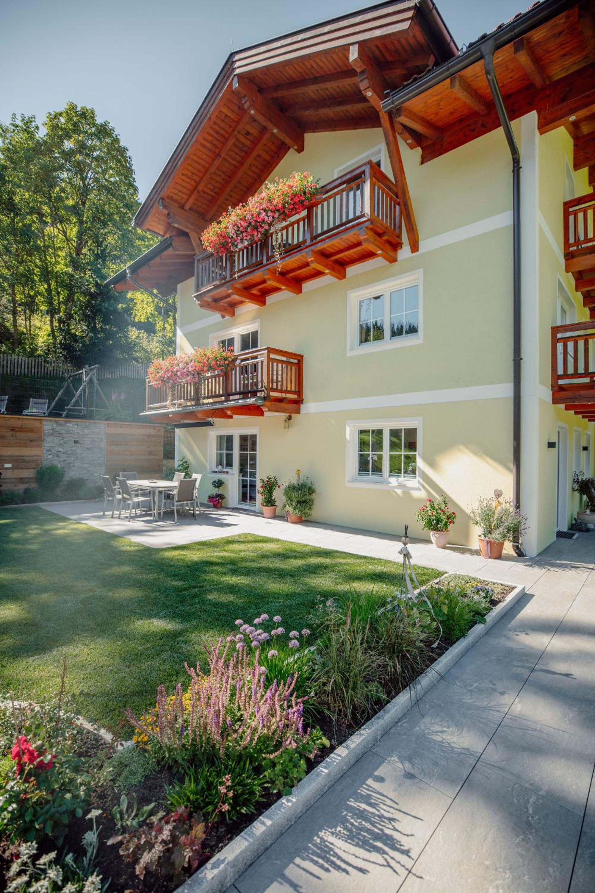 4 Mountains Apartments