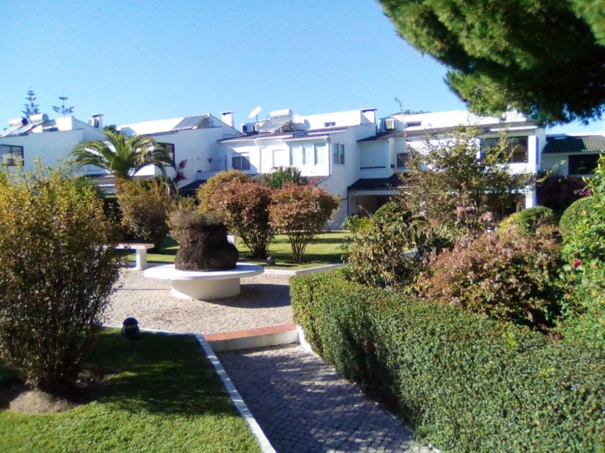 4 bedrooms house with shared pool furnished garden and wifi at Corroios 4 km away from the beach