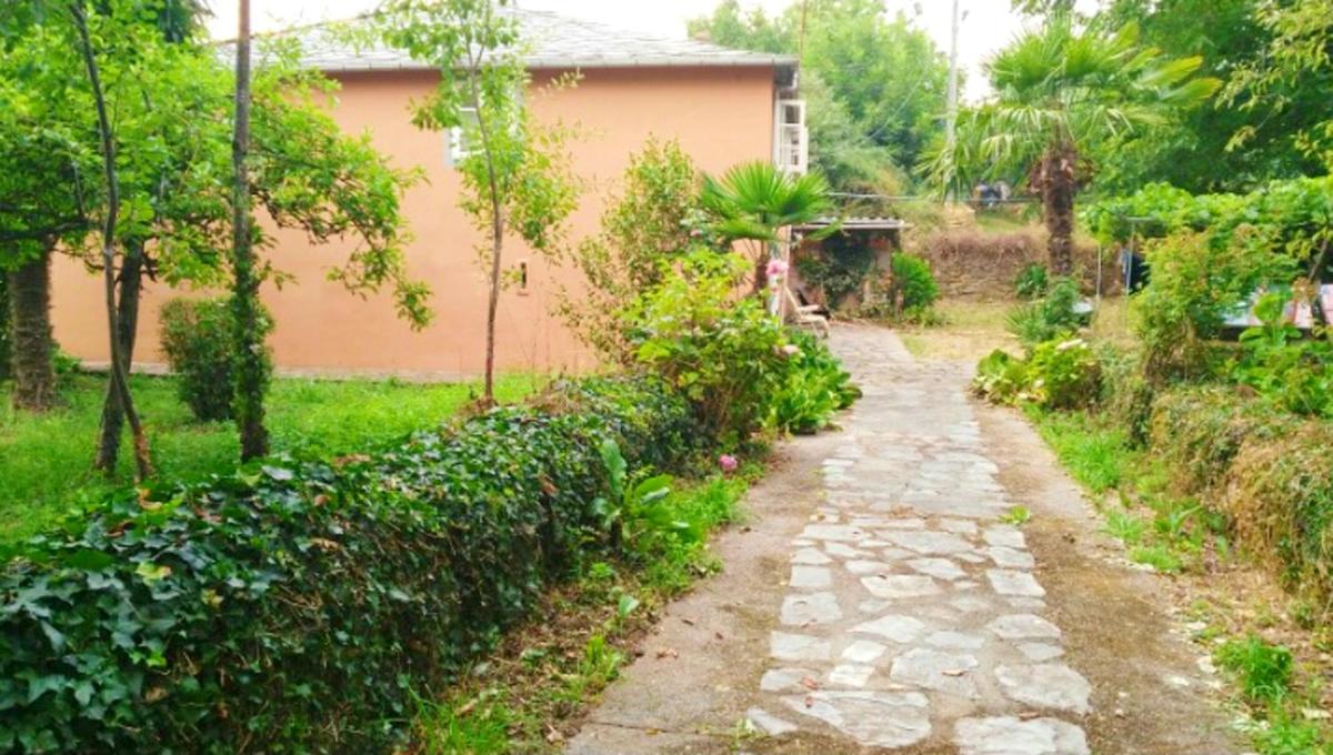 4 bedrooms house with furnished garden at Baralla