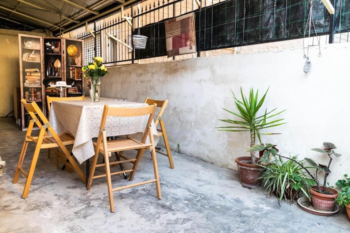 One bedroom appartement with furnished terrace and wifi at Favara 8 km away from the beach