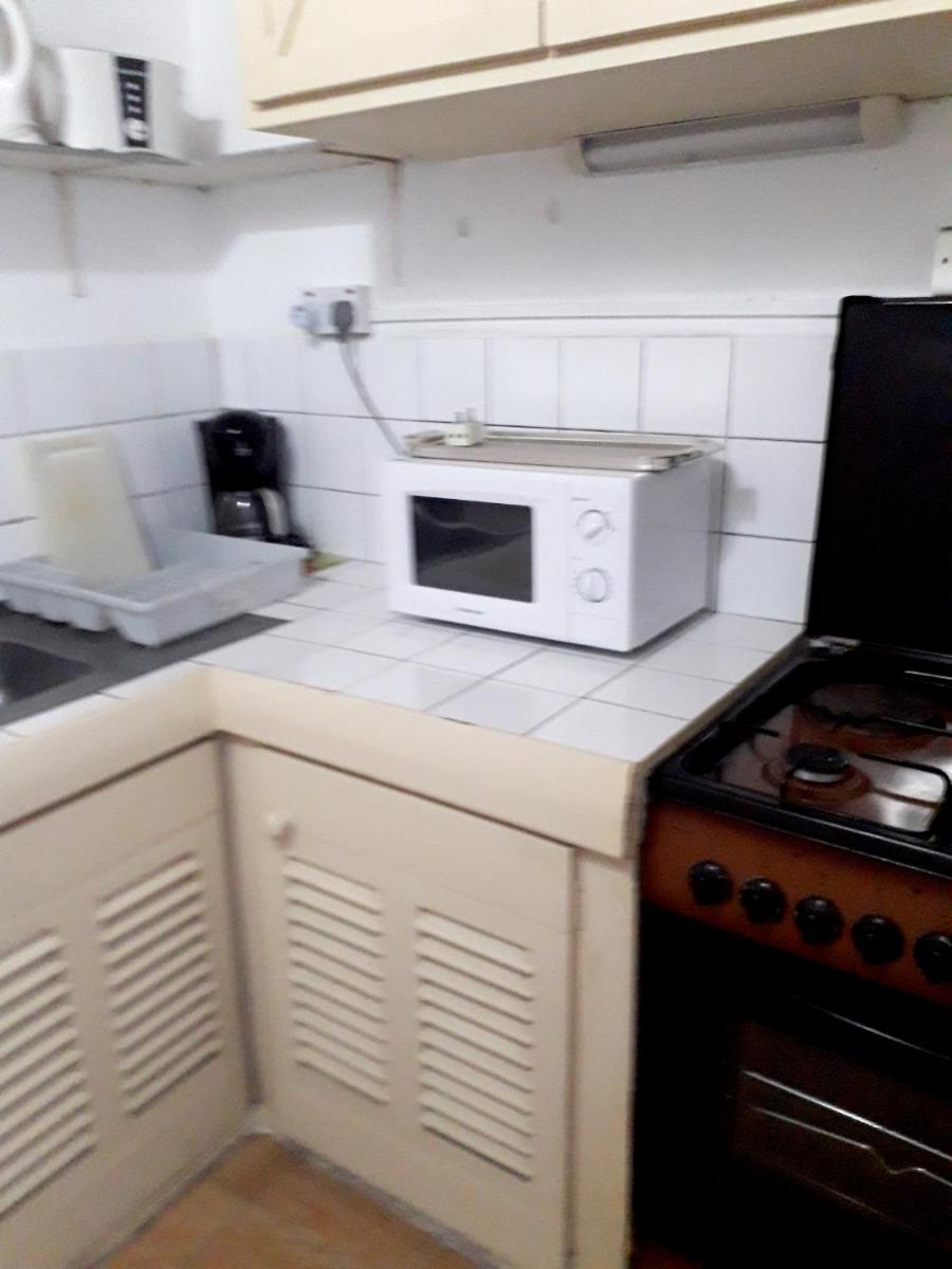 One bedroom appartement at Grand Baie 300 m away from the beach with sea view and wifi