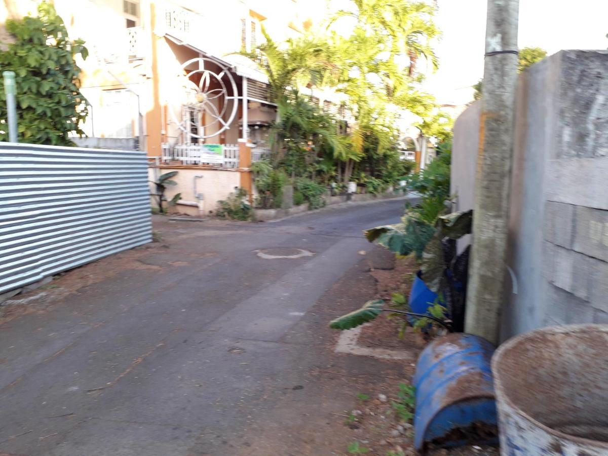 One bedroom appartement at Grand Baie 300 m away from the beach with sea view and wifi
