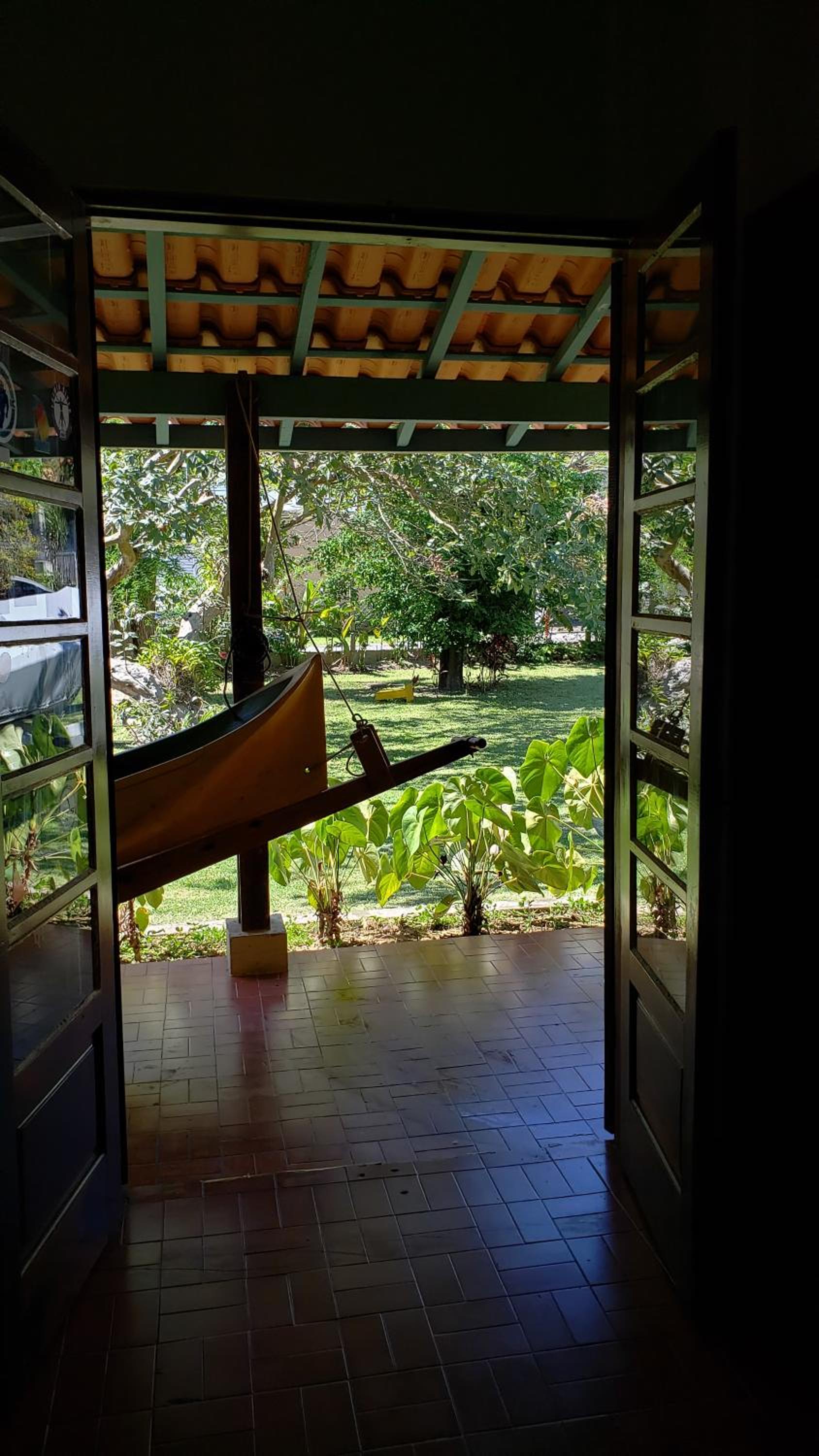 Natureza a 100m da Praia, 4 suítes, amplo jardim