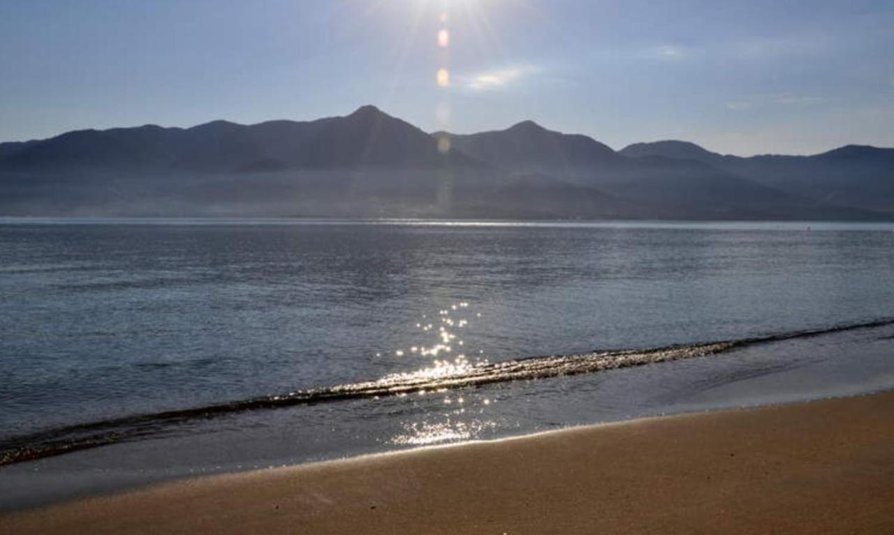 Natureza a 100m da Praia, 4 suítes, amplo jardim