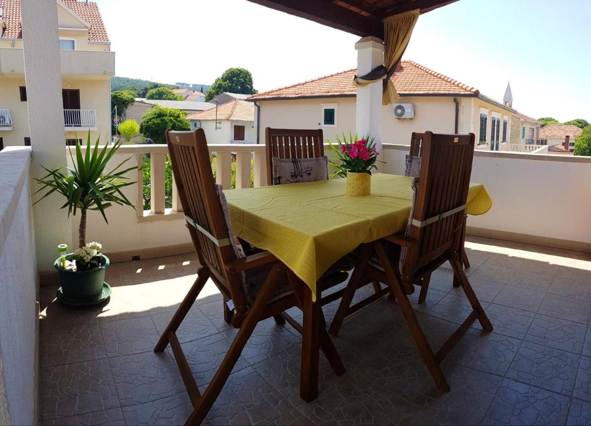 2 bedrooms appartement at Supetar 100 m away from the beach with sea view furnished garden and wifi