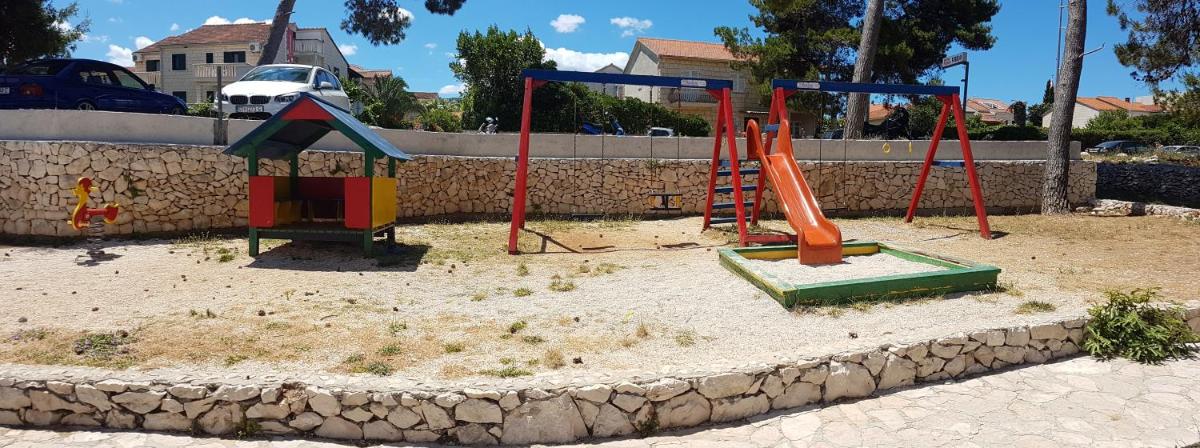 2 bedrooms appartement at Supetar 100 m away from the beach with sea view furnished garden and wifi
