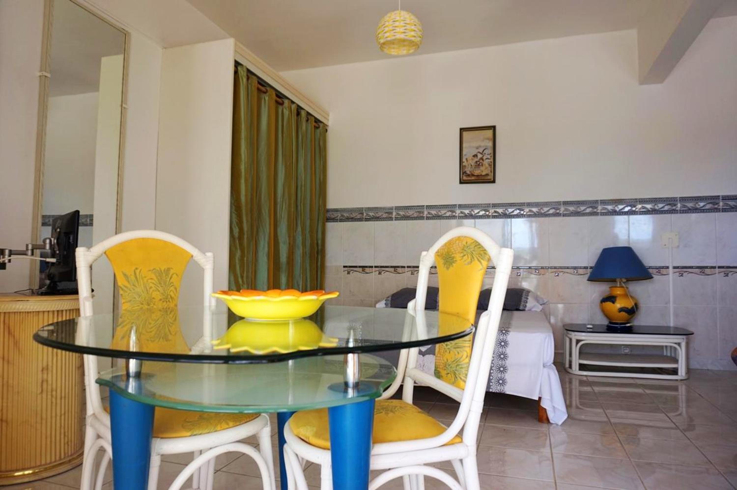 Studio confortable au Gosier 20 m² vue sur jardin view 3