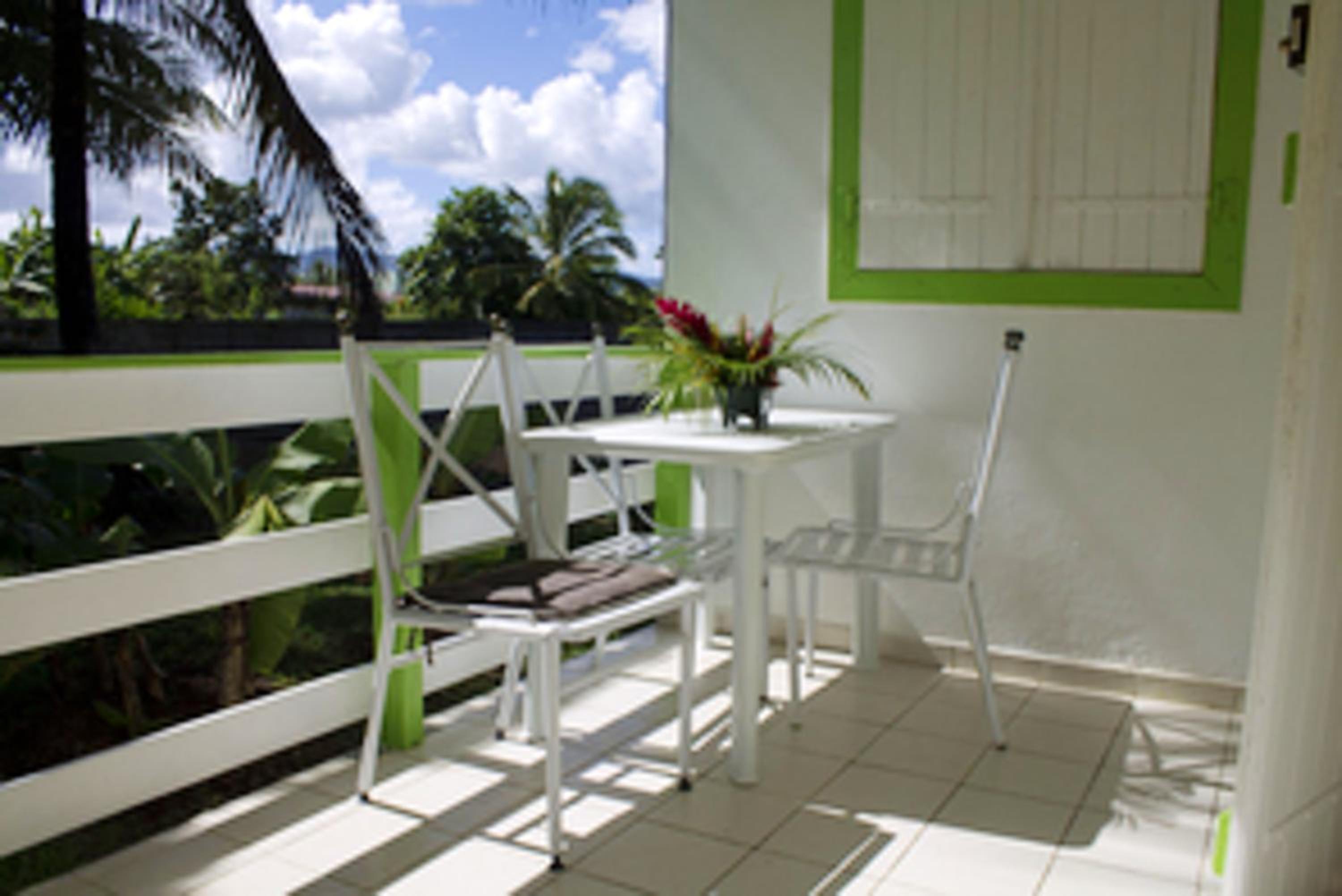 Bungalow charmant à Sainte-Rose avec terrasse et piscine view 5