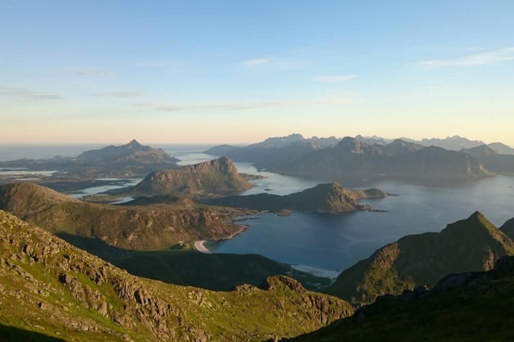 Akselhuset-Koselig hus rett ovenfor kaikanten midt i Lofoten view 2
