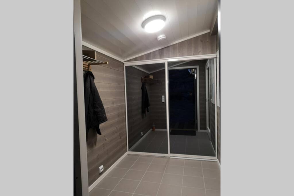 Akselhuset-Koselig hus rett ovenfor kaikanten midt i Lofoten view 3
