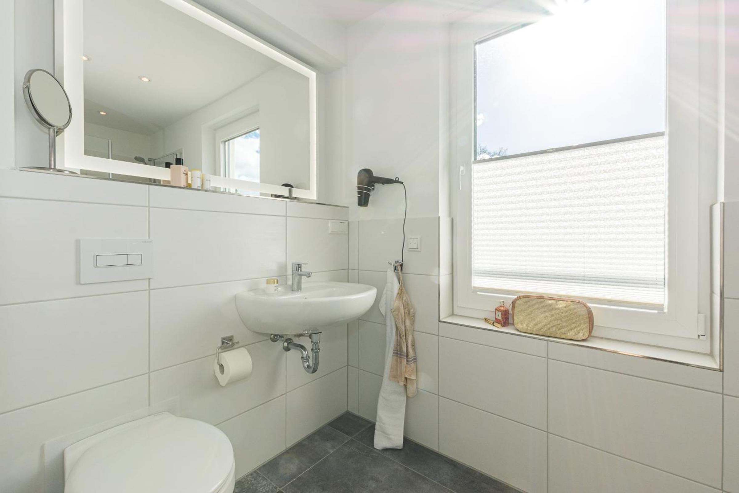 Ferienhaus-See-Sauna-Kamin-Hund mit E-Ladestation