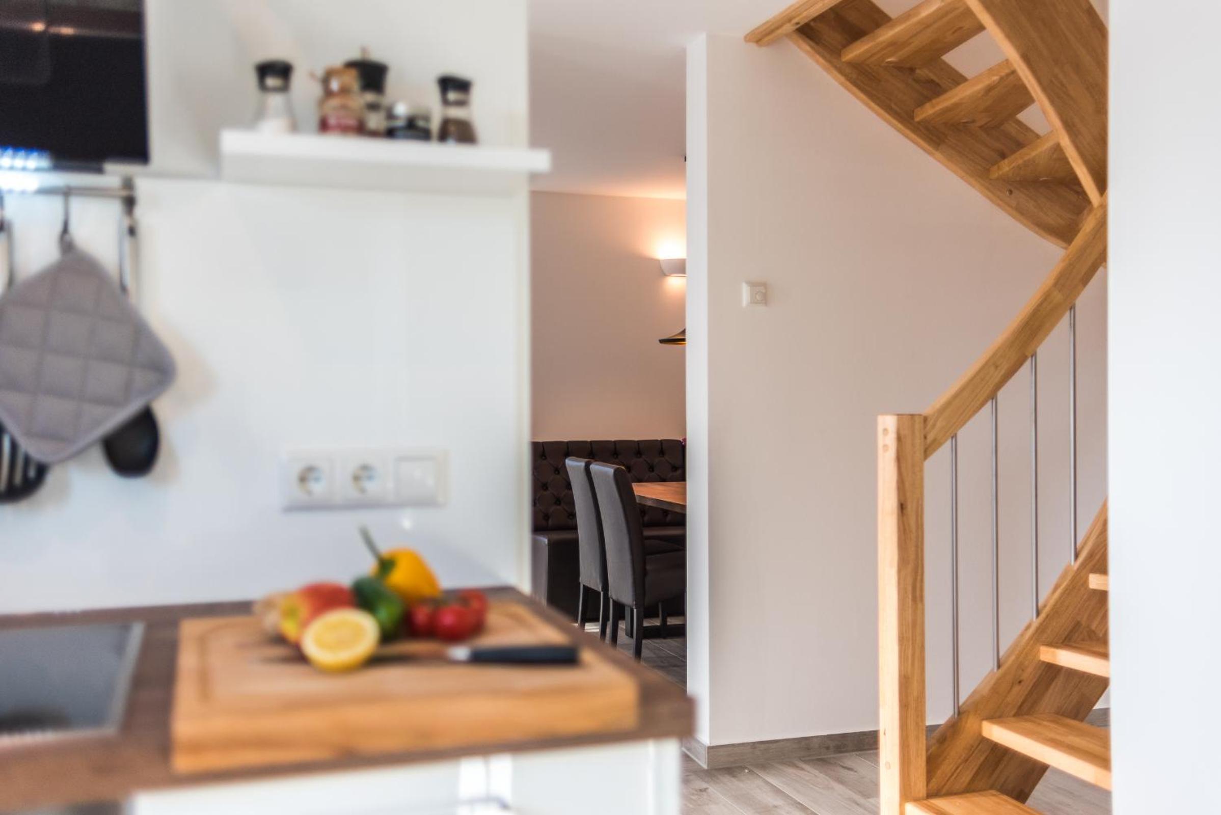 Ferienhaus-See-Sauna-Kamin-Hund mit E-Ladestation