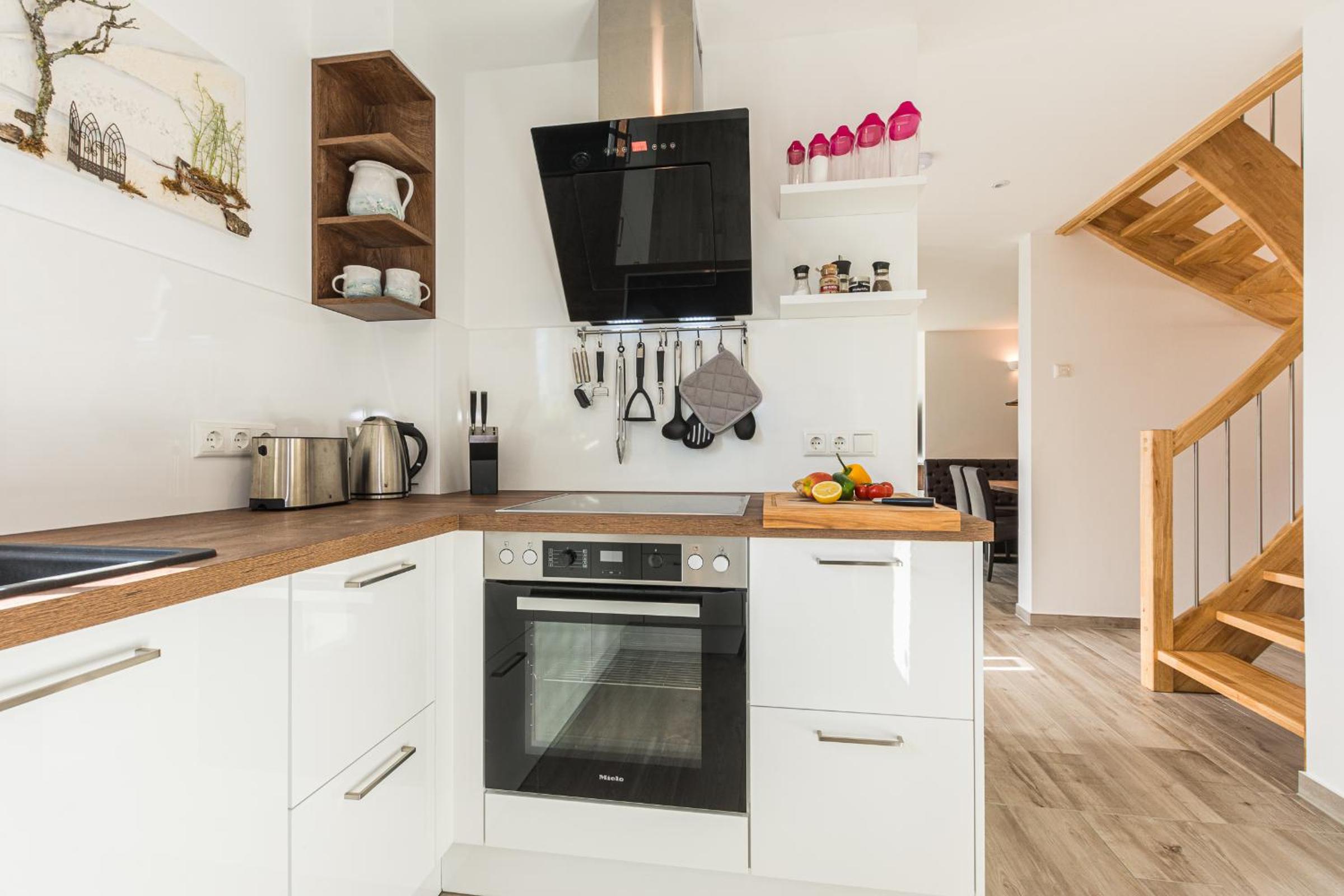 Ferienhaus-See-Sauna-Kamin-Hund mit E-Ladestation