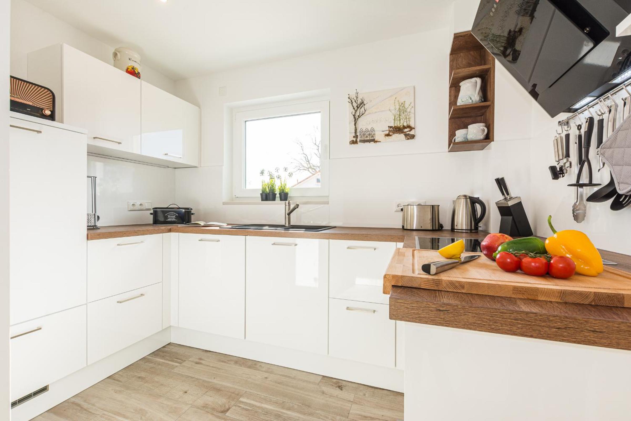 Ferienhaus-See-Sauna-Kamin-Hund mit E-Ladestation